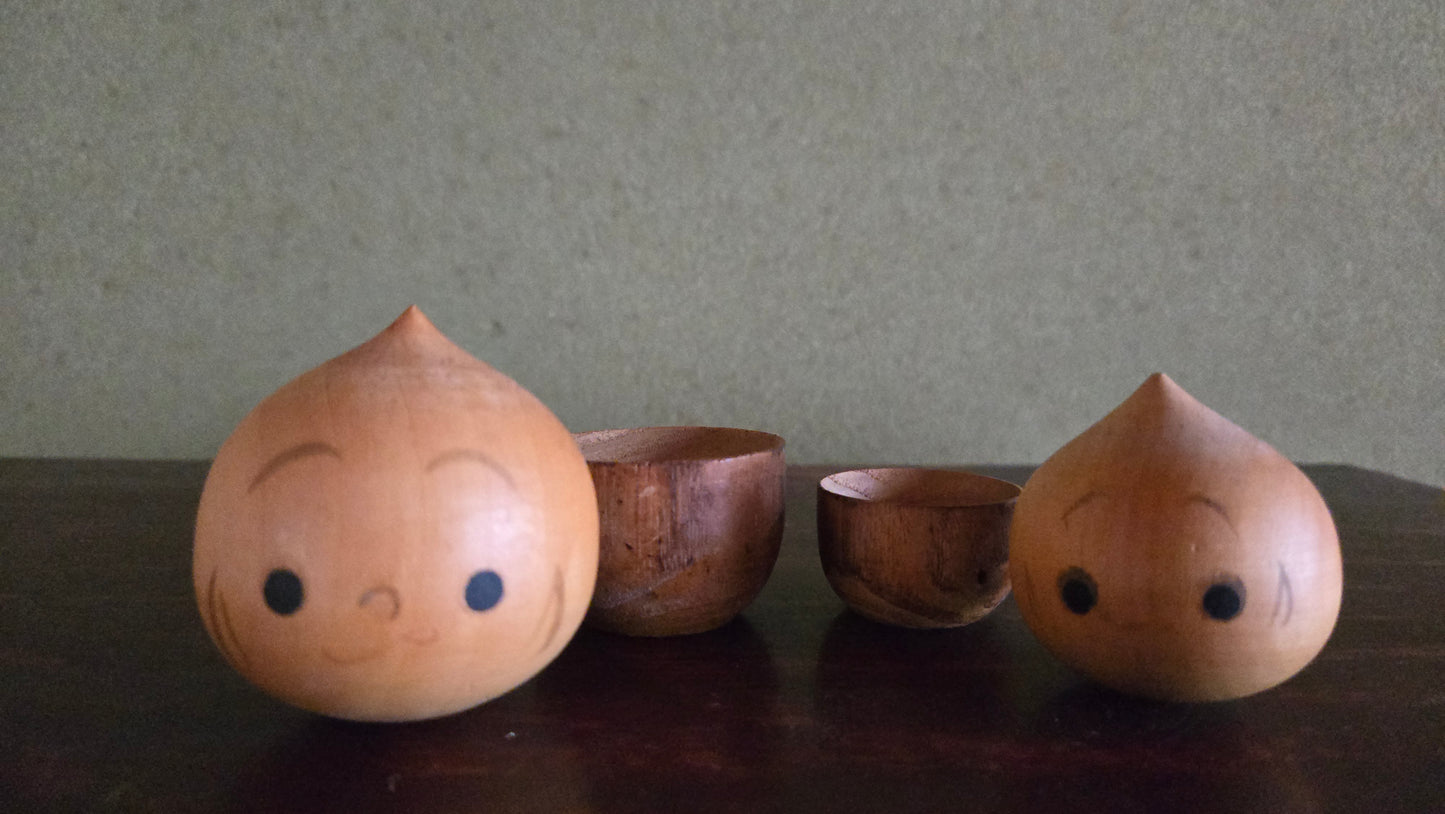 🌰 Duo de figurines-boîtes en bois tourné — Châtaignes espièges | 8 et 6 cm
