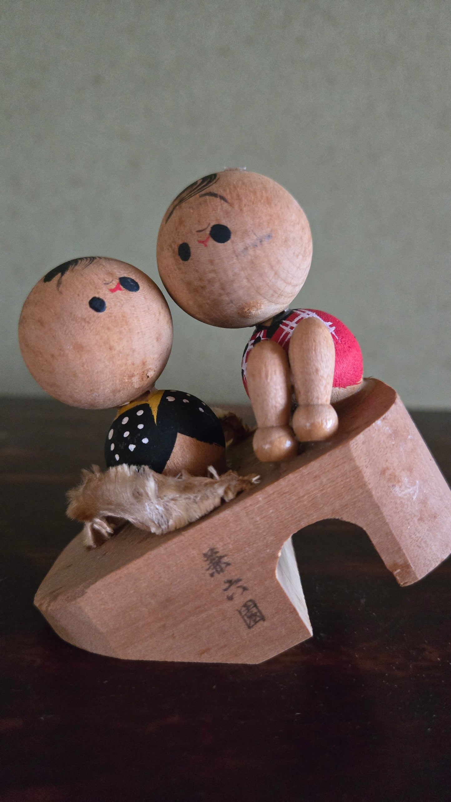 👘 Duo de figurines Sōsaku assis sur une geta — signature Yōchikuen