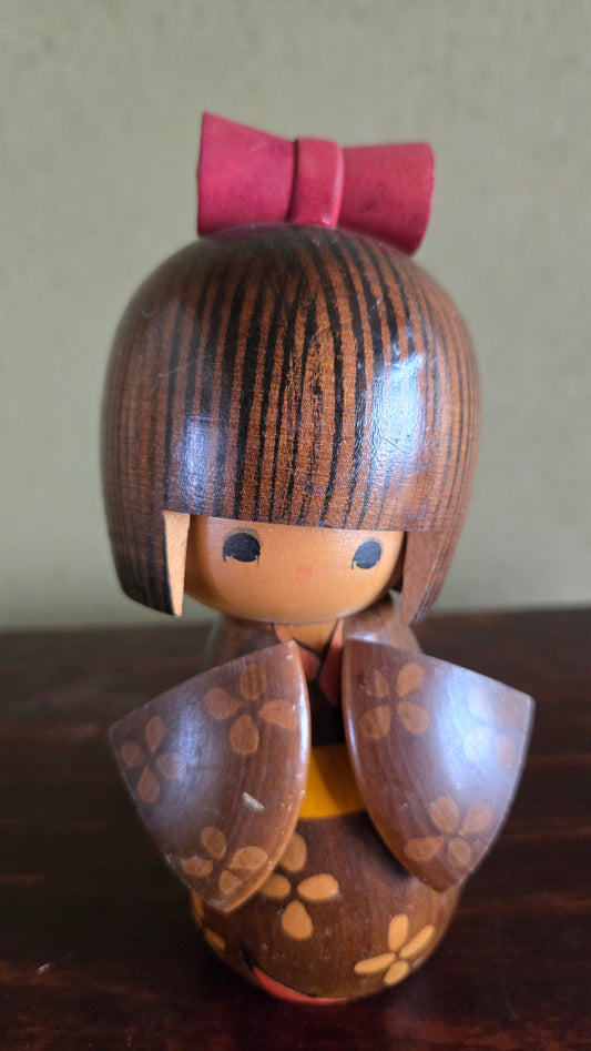 🎀 Kokeshi Sōsaku — Nœud rouge, manches éventail