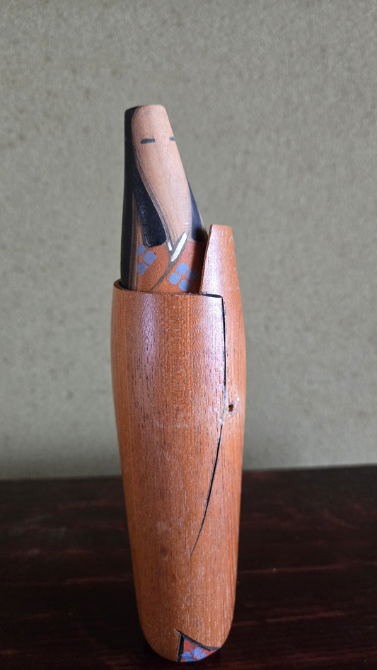 🌿 Kokeshi Sōsaku — Corps fendu, tête inclinée