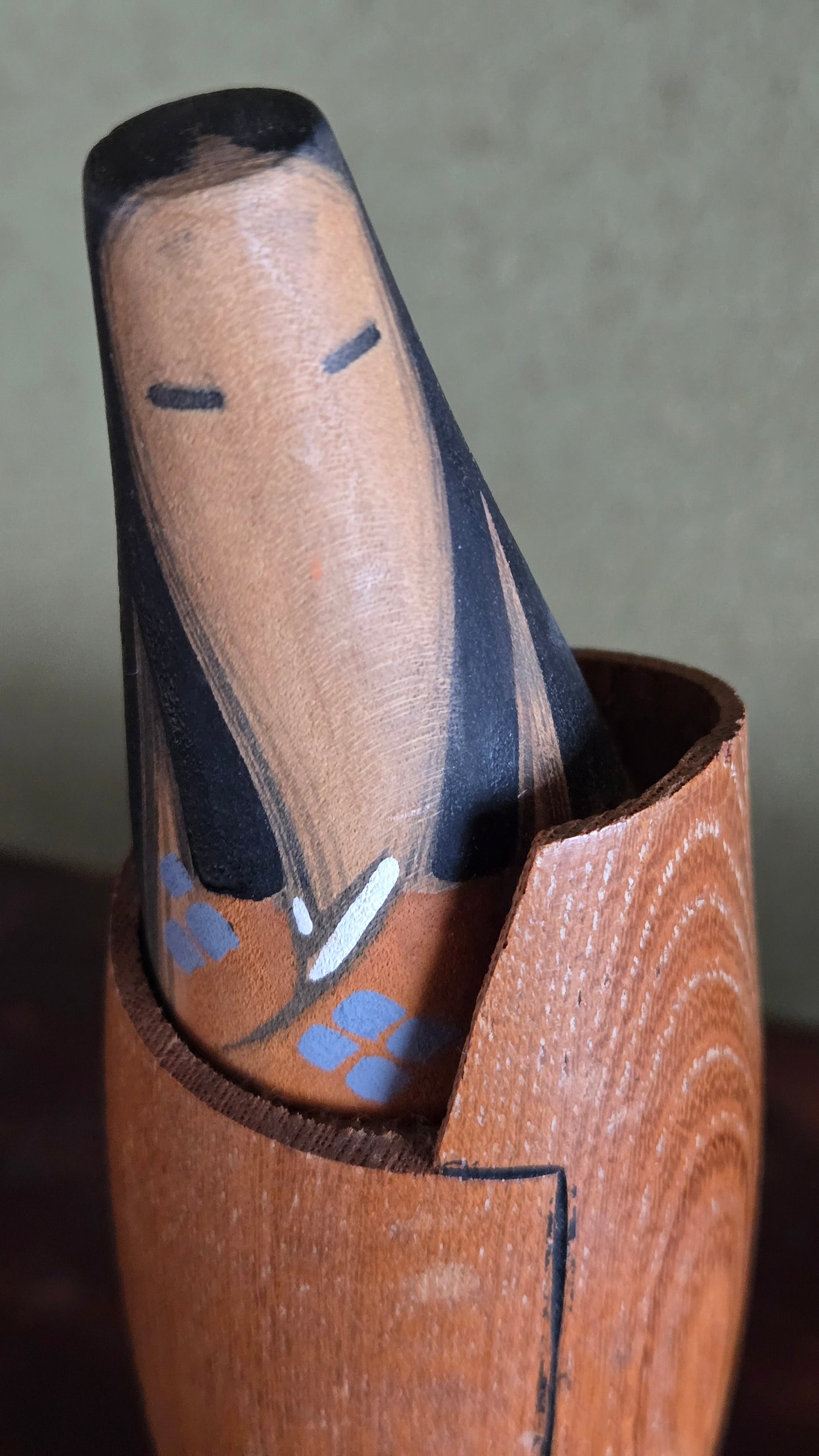 🌿 Kokeshi Sōsaku — Corps fendu, tête inclinée