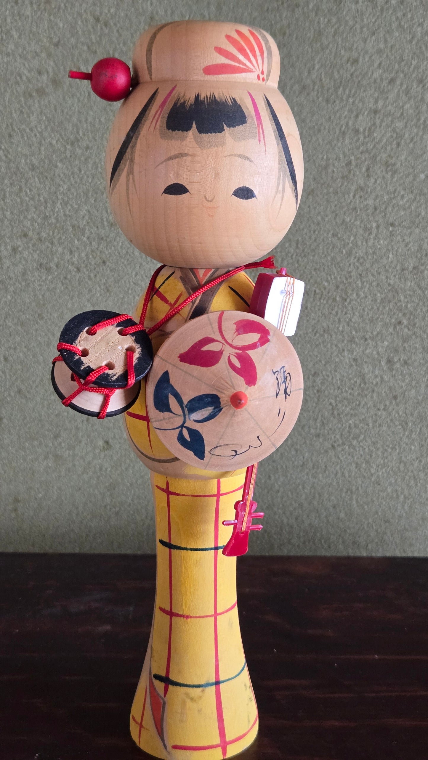 🥁 Kokeshi Sōsaku — Musicienne au tambour et à l'ombrelle