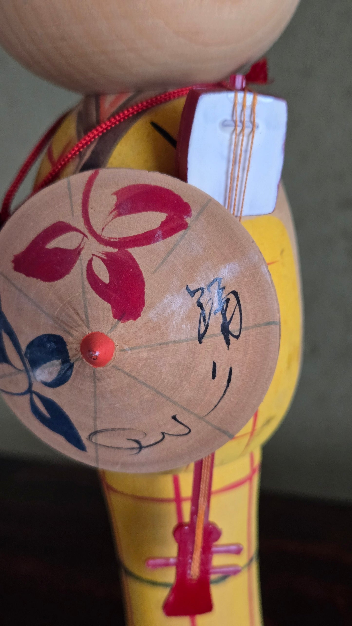 🥁 Kokeshi Sōsaku — Musicienne au tambour et à l'ombrelle