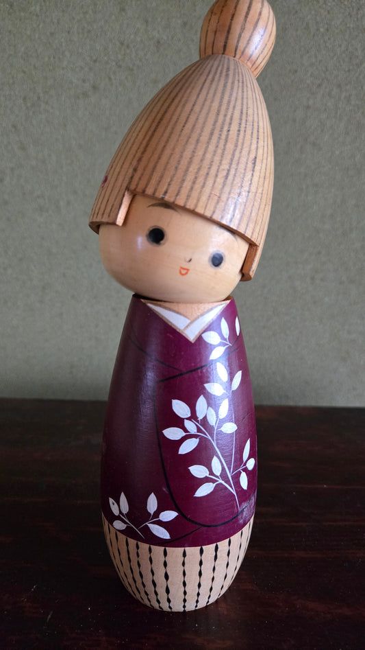 🪆 Kokeshi sōsaku — Kimono prune aux branches blanches | 24 cm