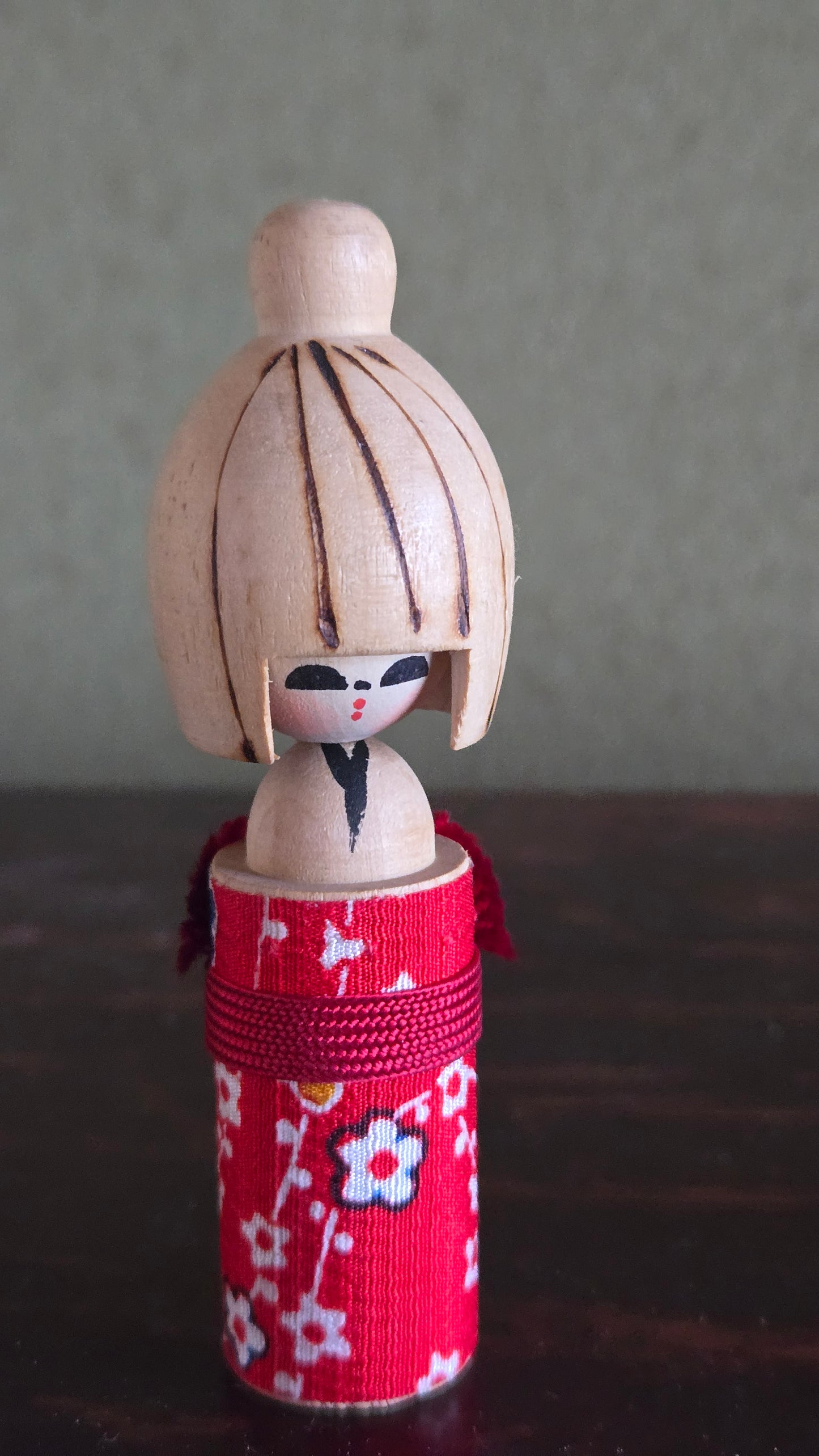 🪆 Kokeshi sōsaku — Kimono de tissu rouge fleuri | 10 cm