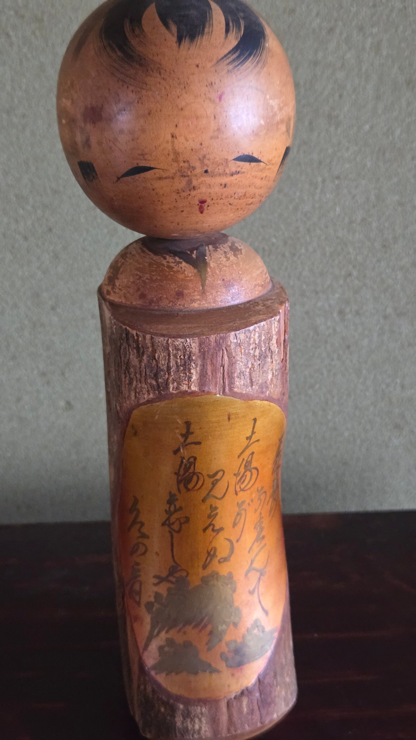 🪆 Kokeshi ancienne — Corps en écorce, cartouche calligraphié | 29 cm