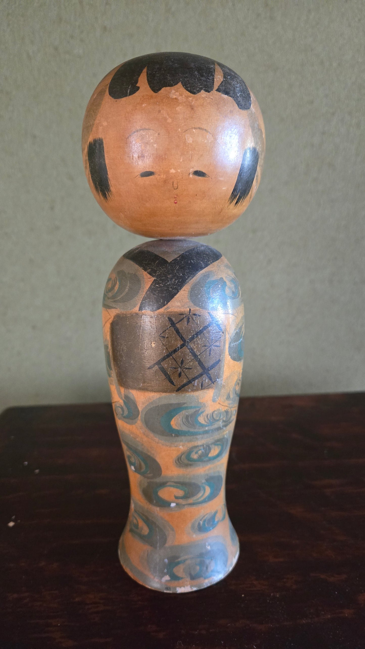🪆 Kokeshi ancienne en bois tourné — Motif vagues