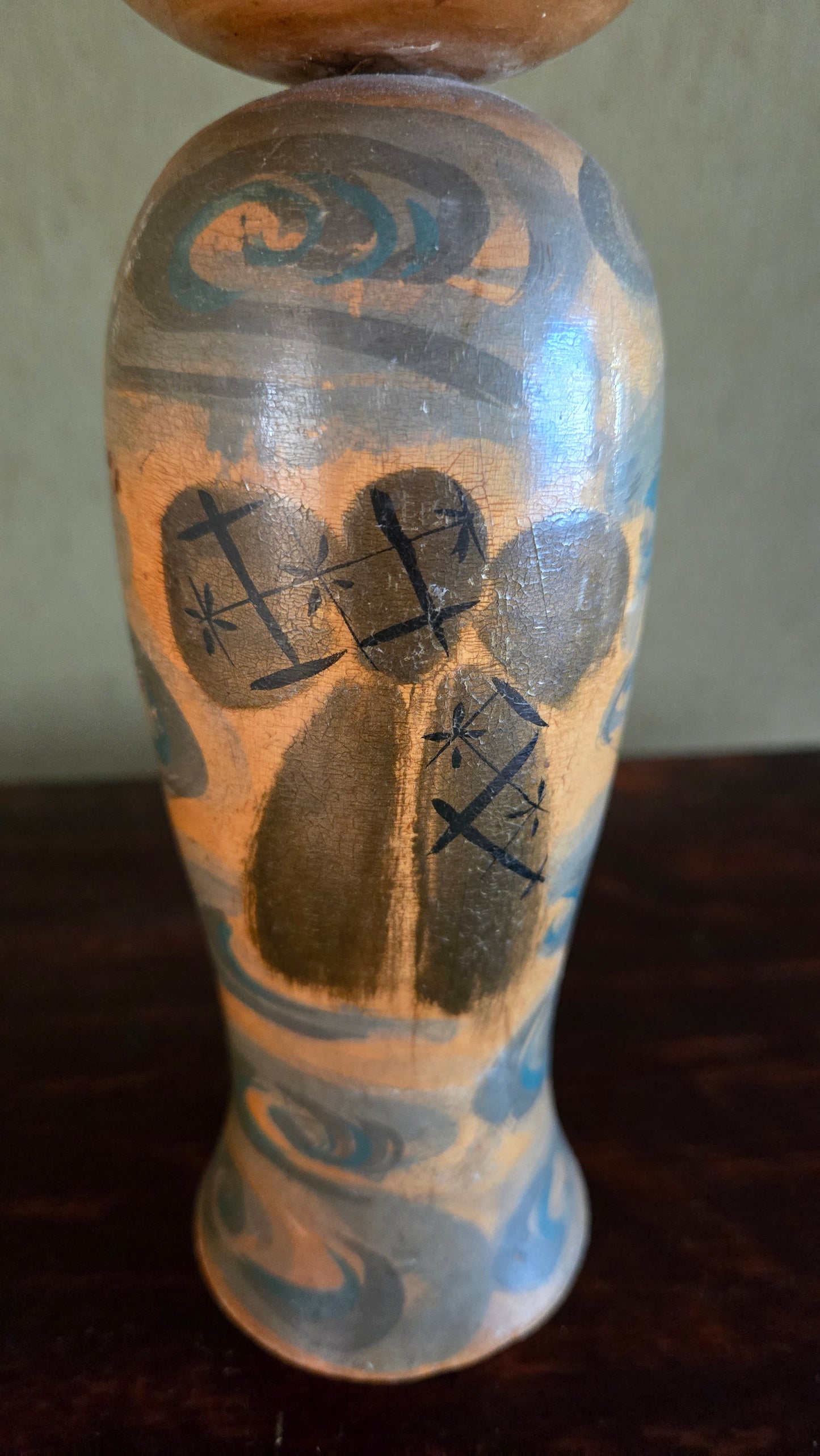 🪆 Kokeshi ancienne en bois tourné — Motif vagues