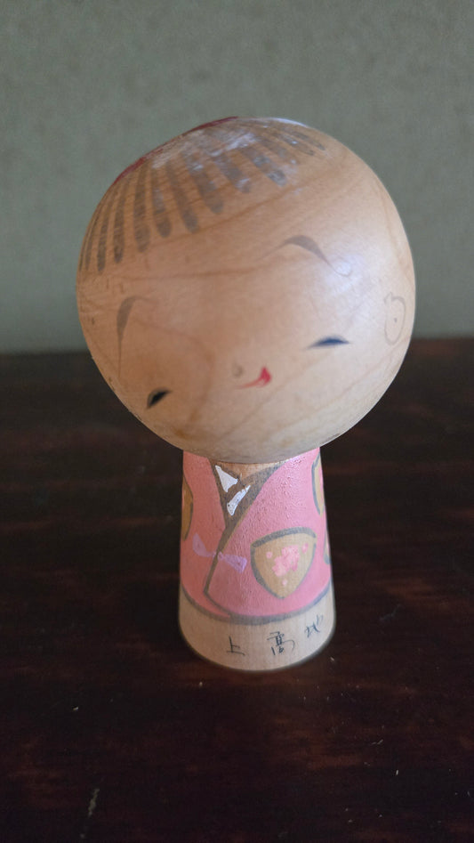 🪆 Kokeshi souvenir de Kamikōchi — Kimono rose aux motifs dorés