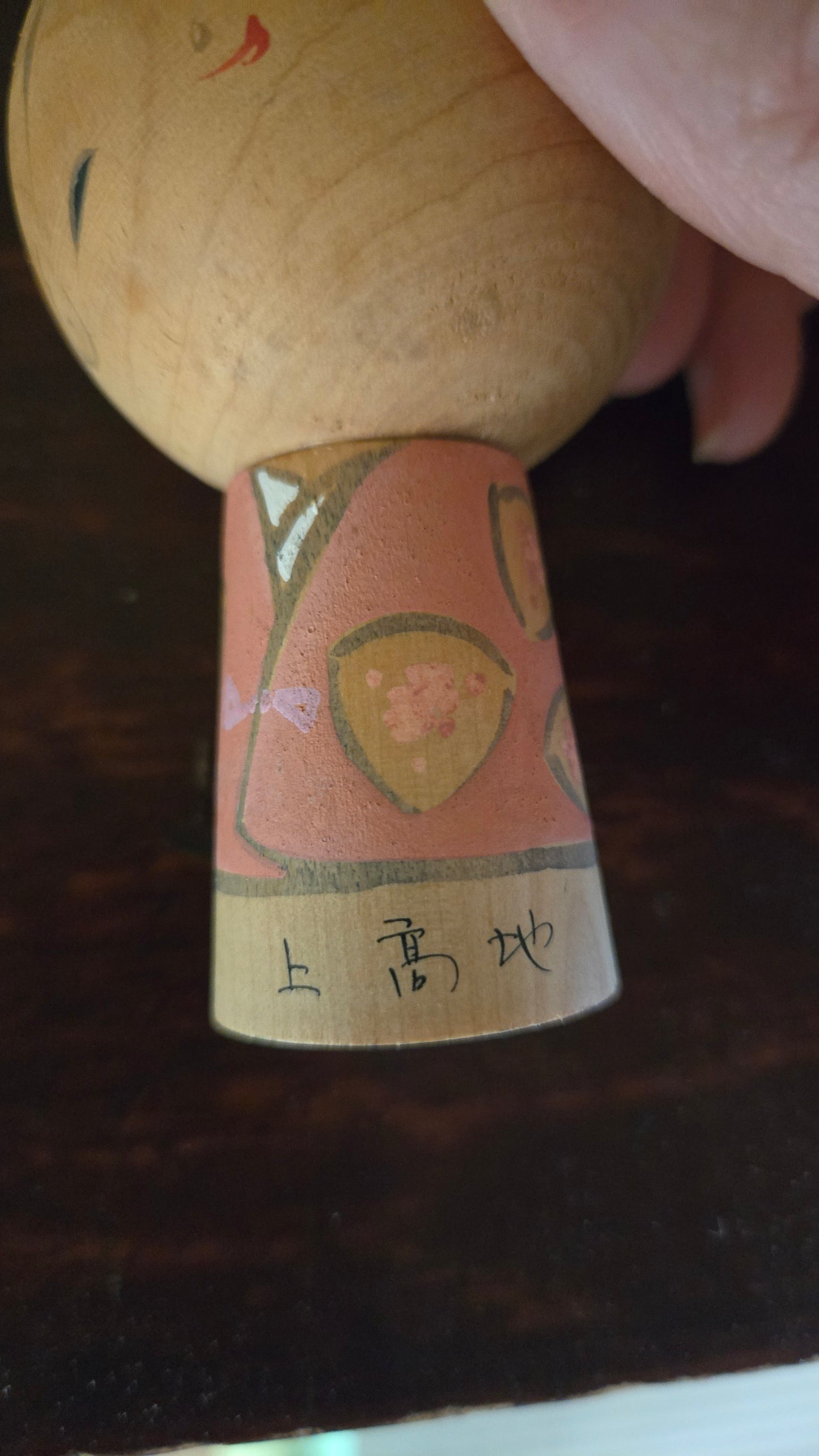 🪆 Kokeshi souvenir de Kamikōchi — Kimono rose aux motifs dorés