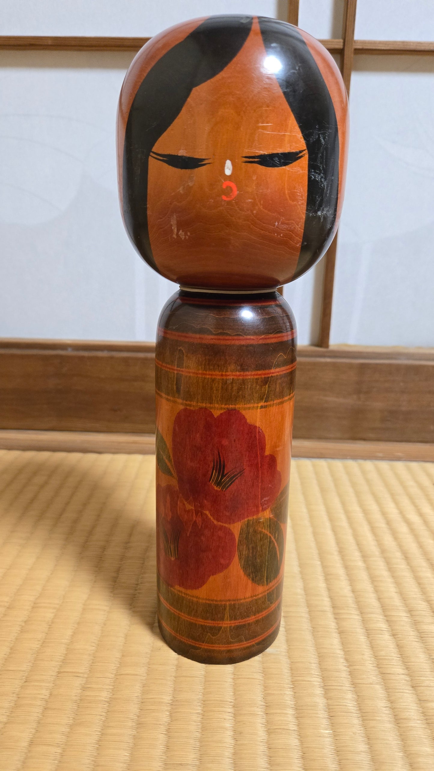 🌺 Kokeshi sōsaku au tsubaki flamboyant — 29 cm