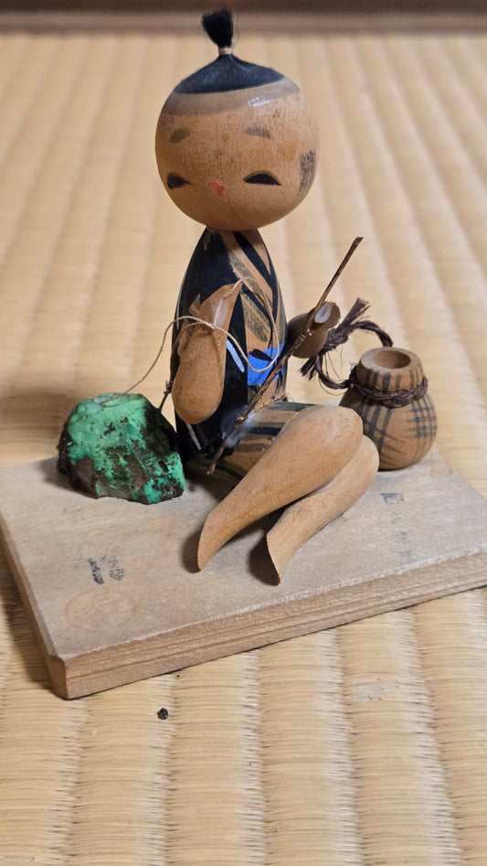 🎣 Figurine sōsaku — Le pêcheur au rocher de jade — 10 cm