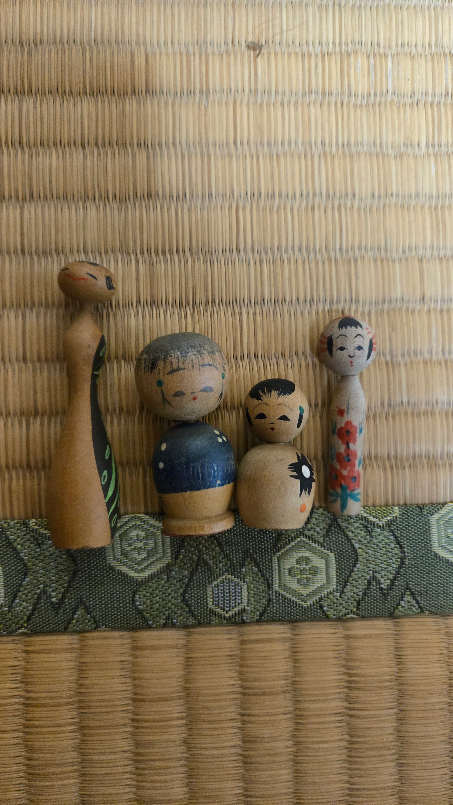🪆✨ Lot de 4 mini kokeshi vintage — environ 2 à 3 cm