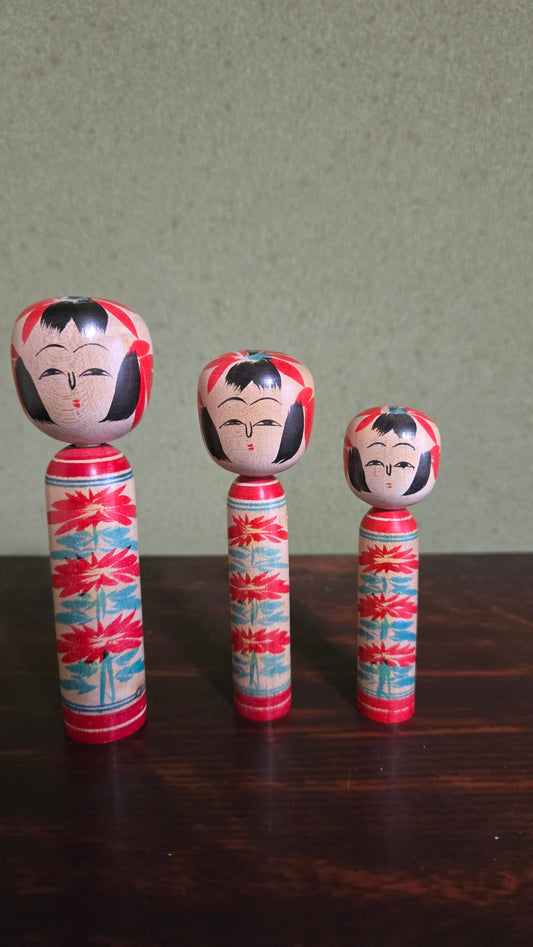 🌸 Trio de kokeshi Naruko vintage — décor kiku — 13 / 11 / 10 cm