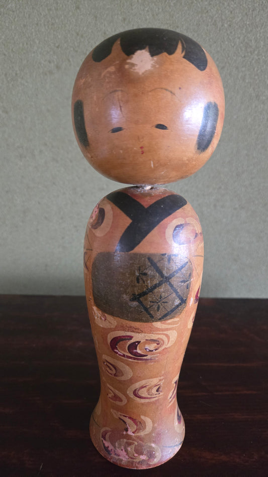 🪆 Kokeshi ancienne en bois tourné — Motif vagues rose