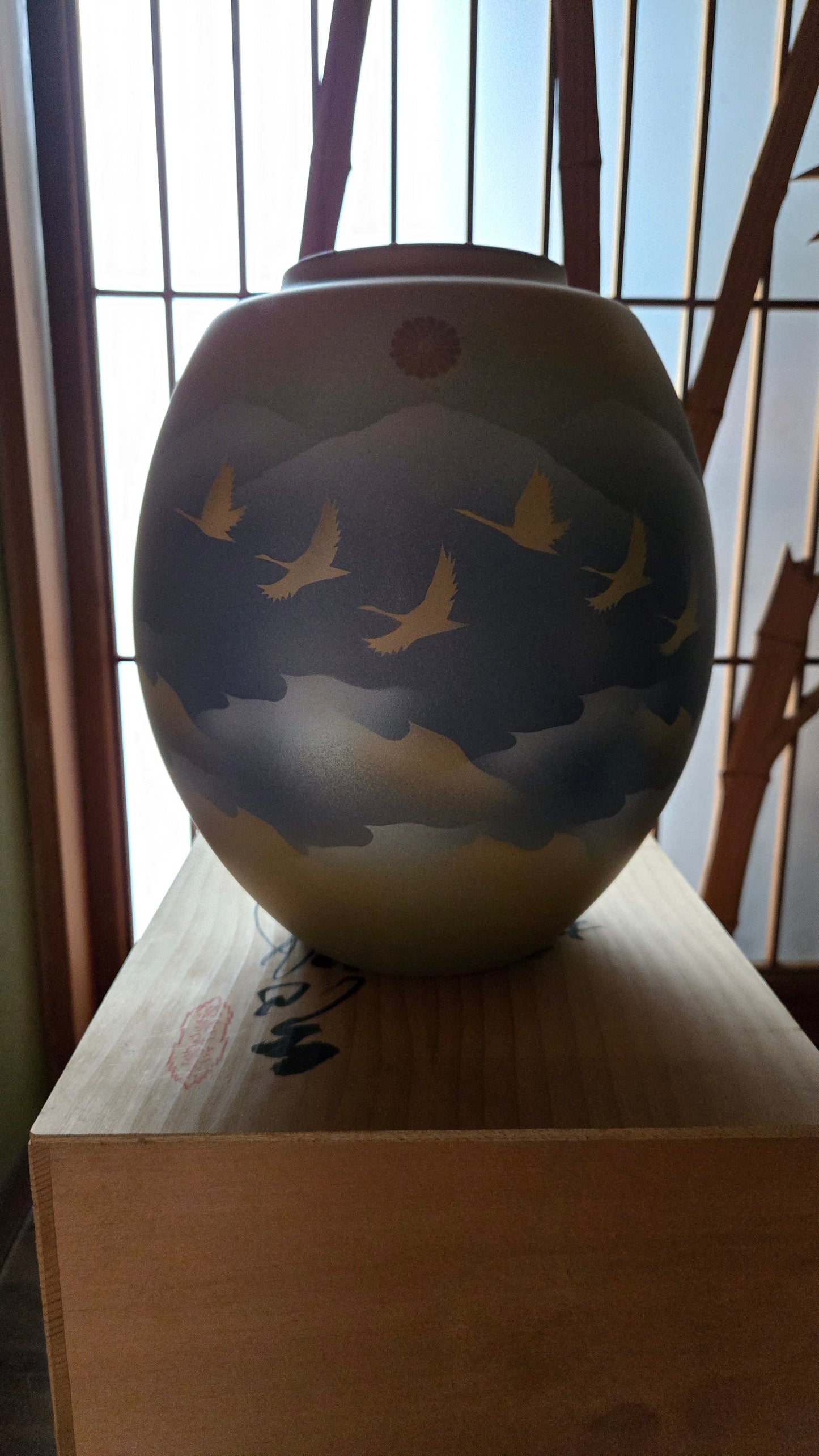 🌸 Vase en porcelaine Kutani · Décor de grues · Signé Yoshitomi