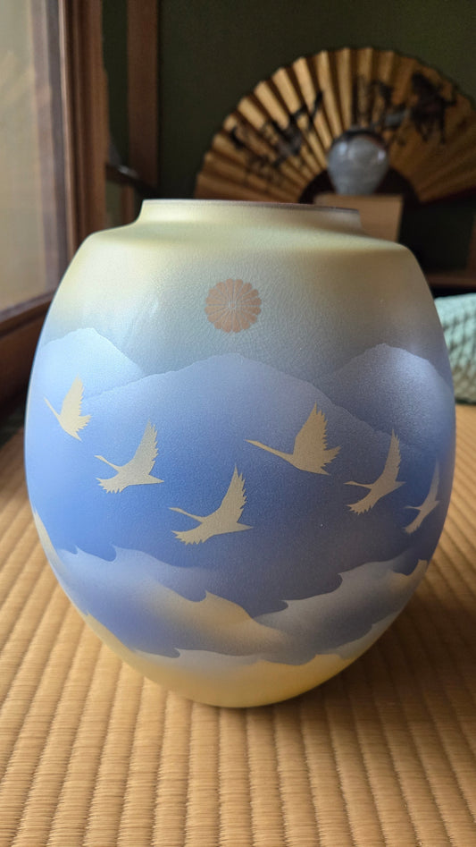 🌸 Vase en porcelaine Kutani · Décor de grues · Signé Yoshitomi