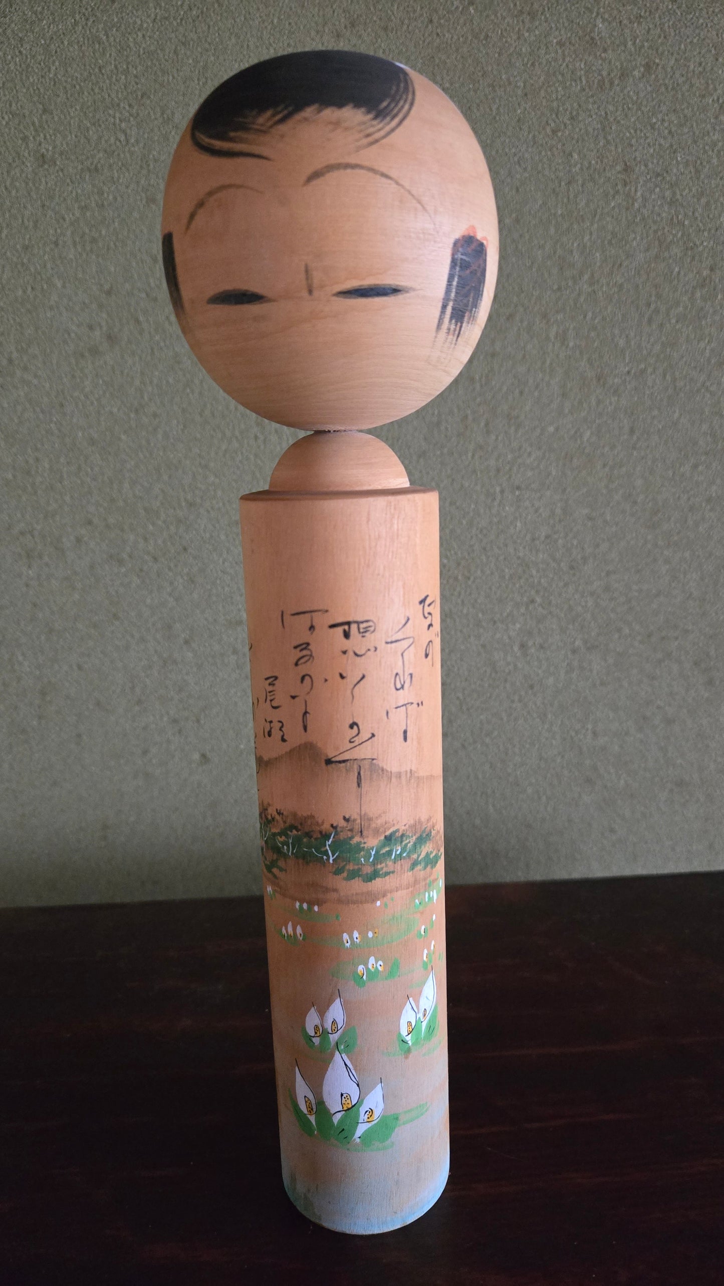 🌿 Kokeshi sōsaku au poème calligraphié — paysage aux arums