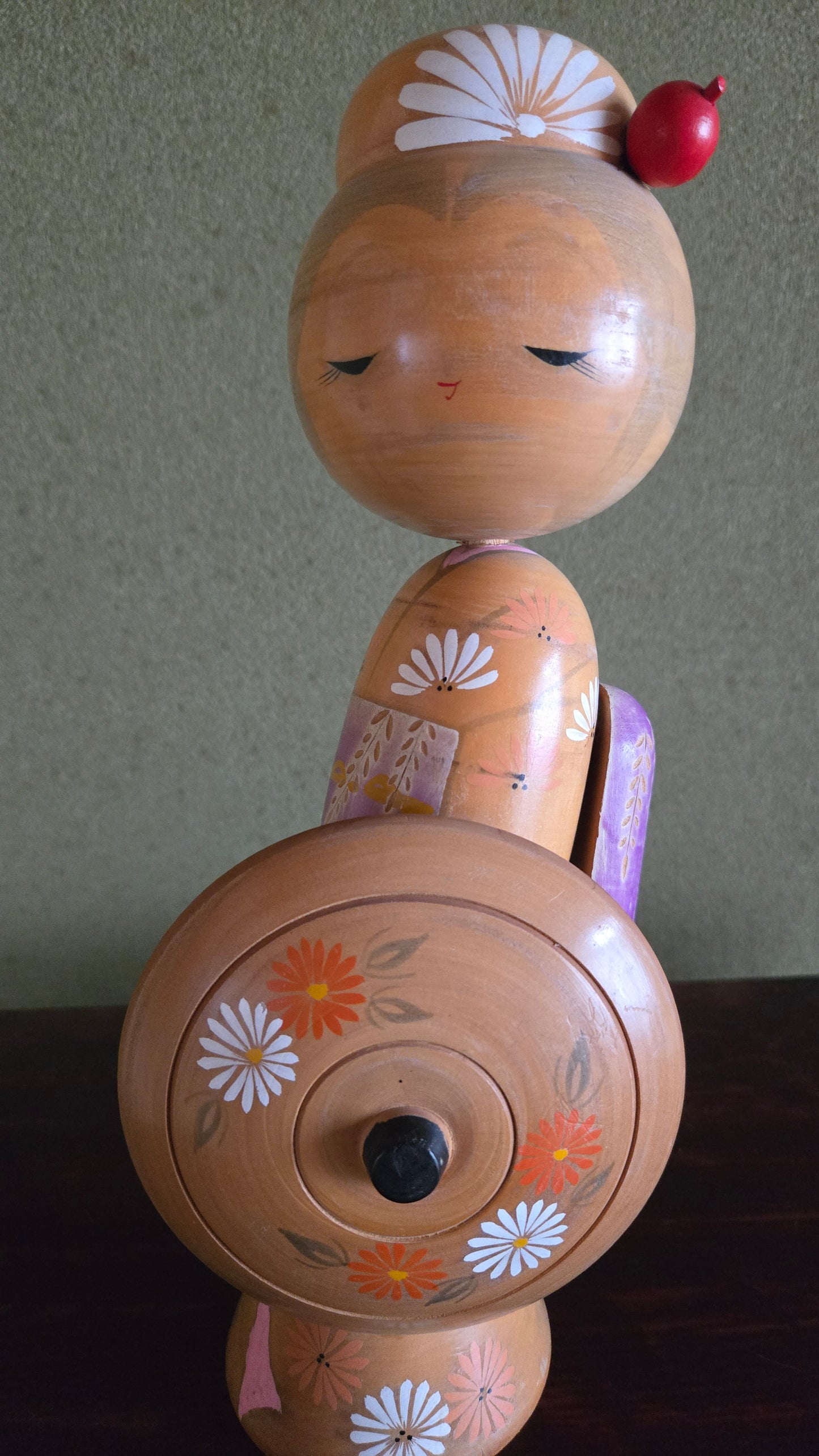 🌸 Kokeshi sōsaku au grand chapeau fleuri — glycine et chrysanthèmes