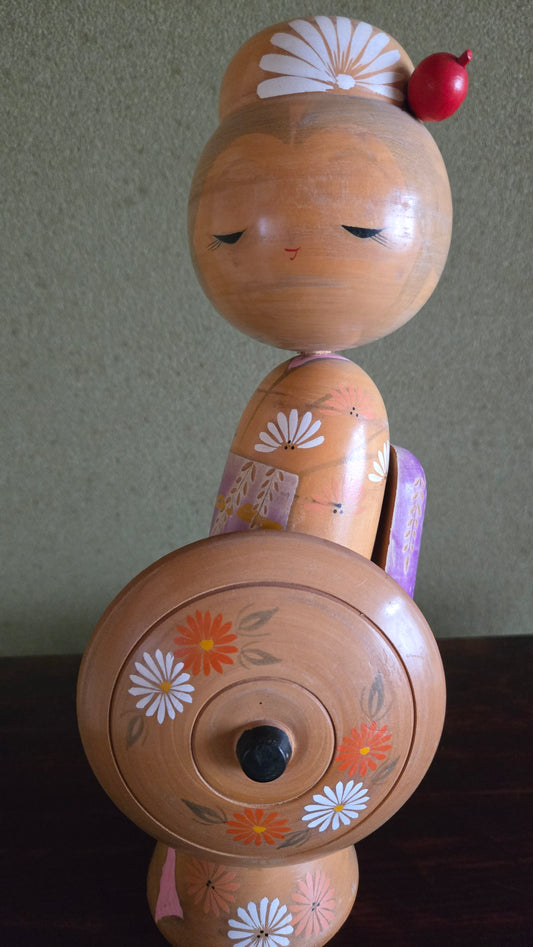 🌸 Kokeshi sōsaku au grand chapeau fleuri — glycine et chrysanthèmes