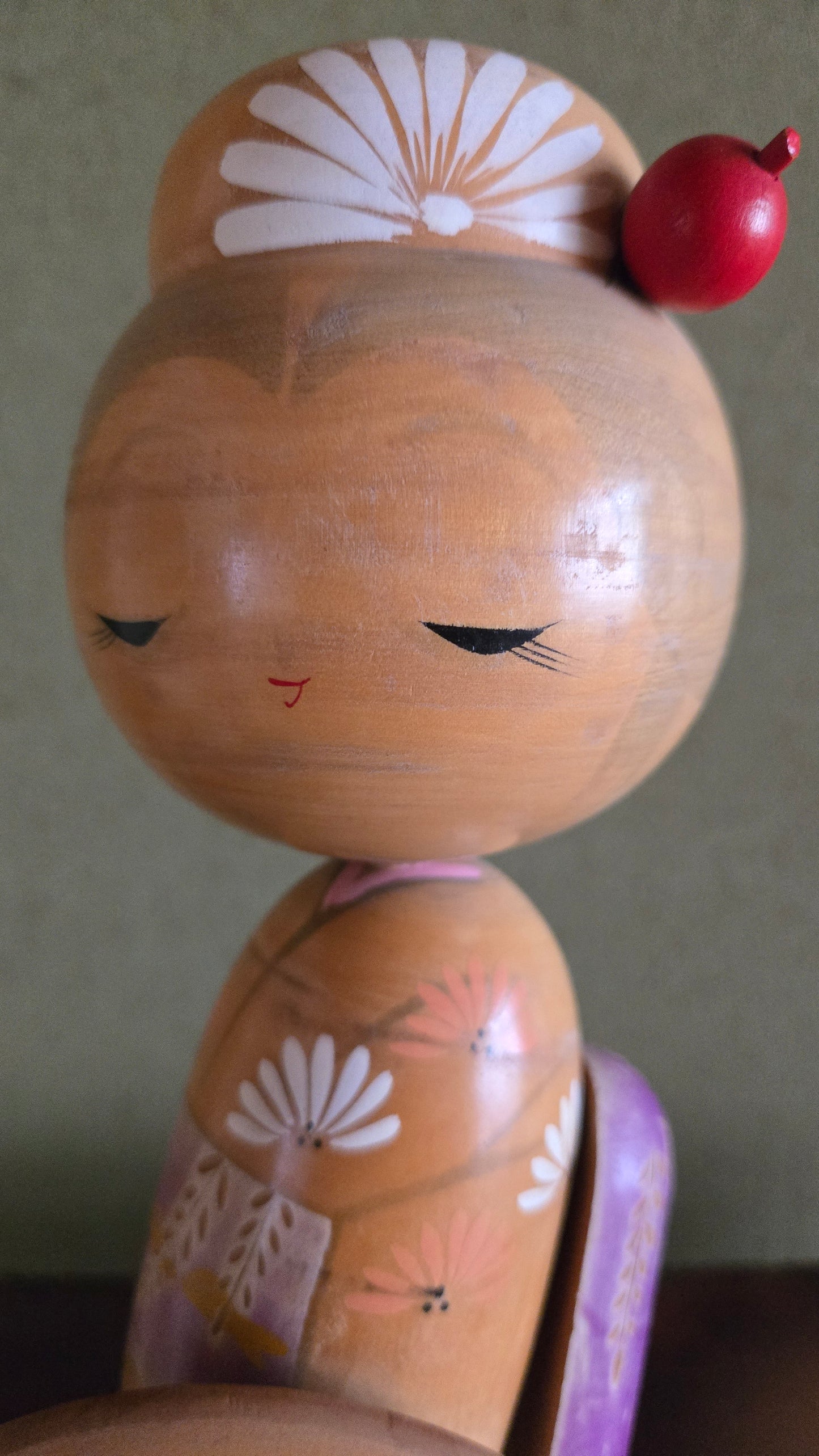 🌸 Kokeshi sōsaku au grand chapeau fleuri — glycine et chrysanthèmes