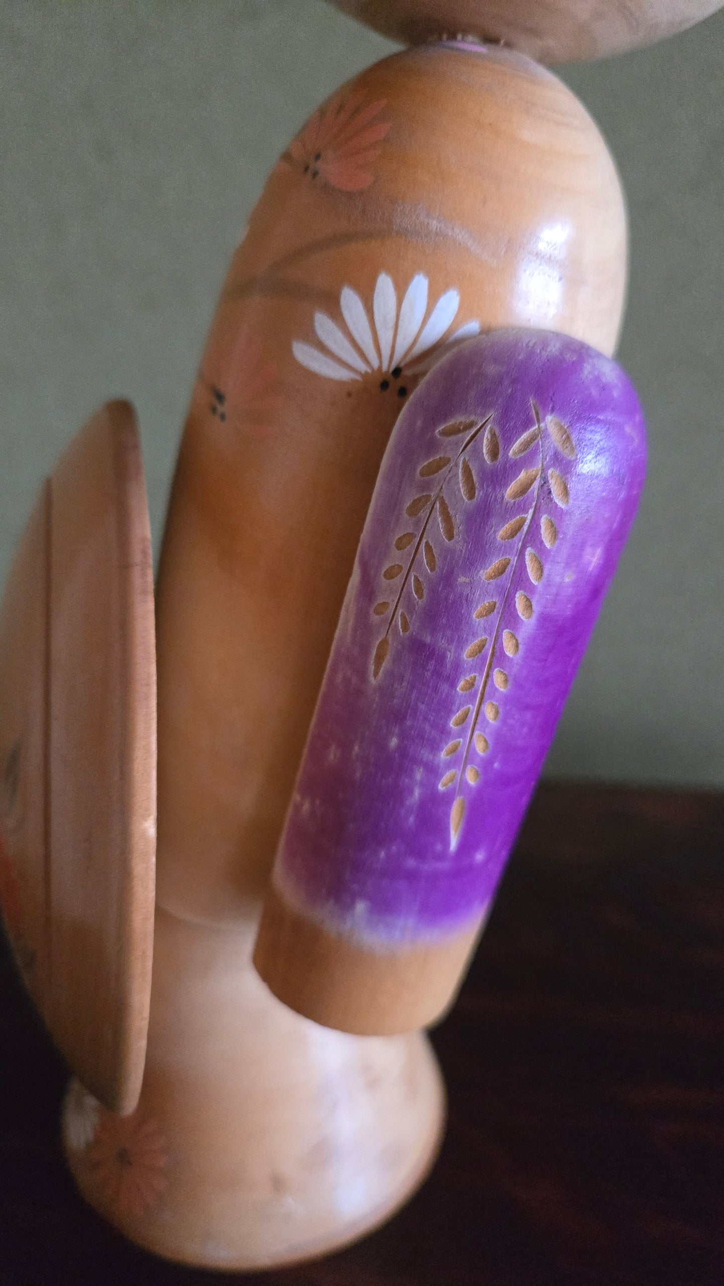 🌸 Kokeshi sōsaku au grand chapeau fleuri — glycine et chrysanthèmes
