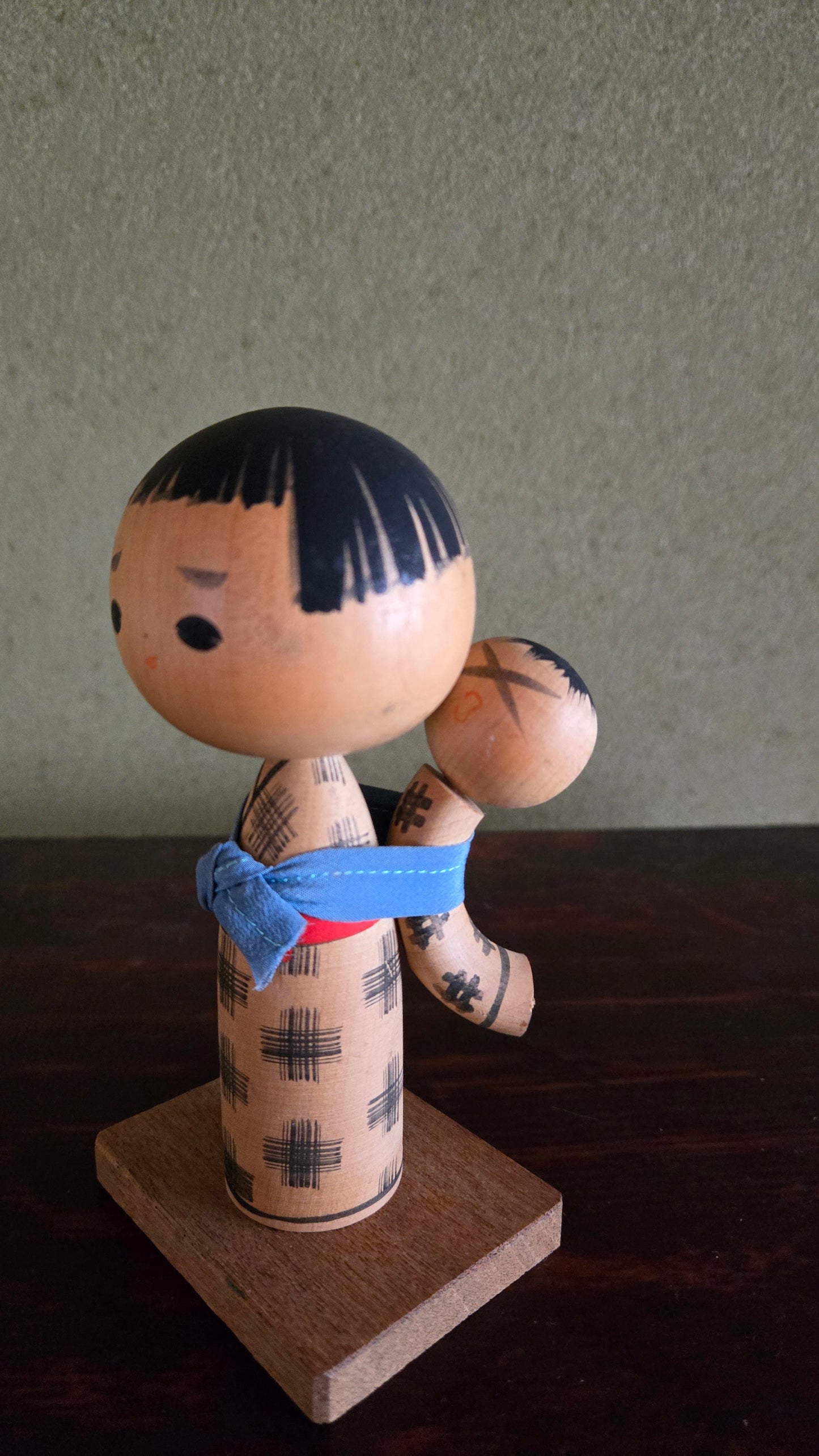 Kokeshi sōsaku — Mère portant son enfant