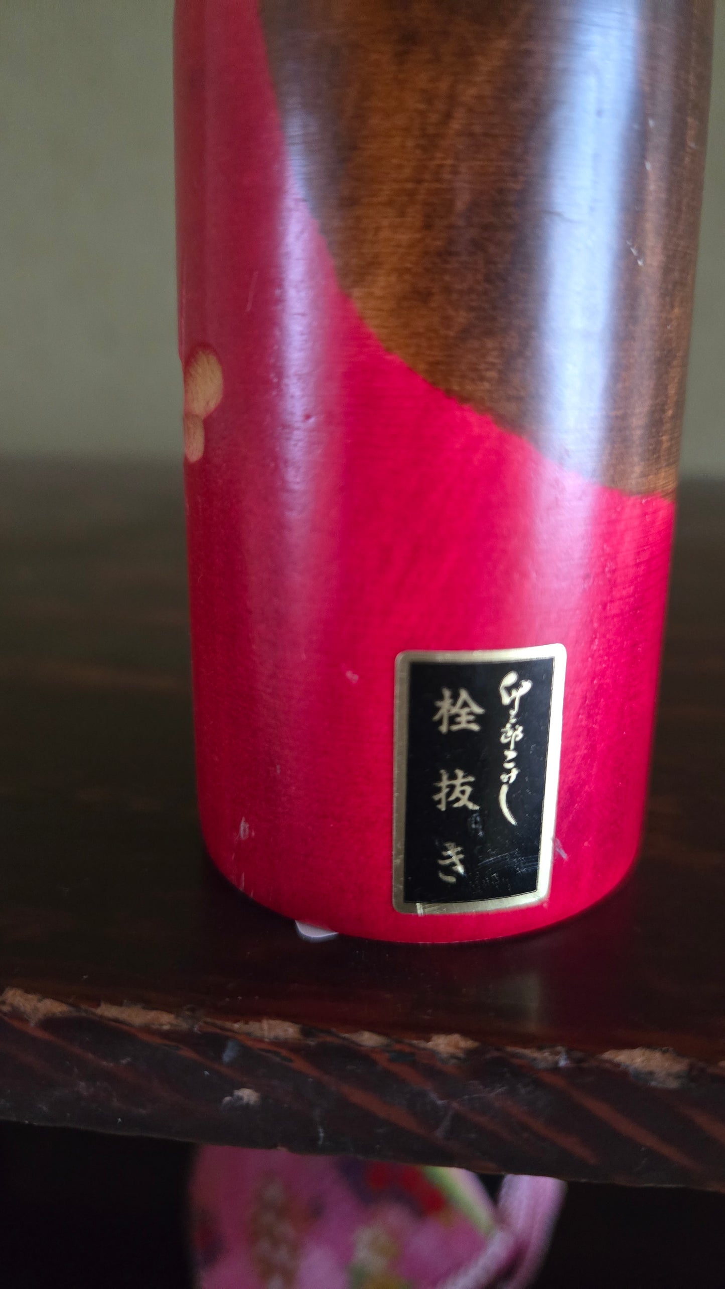 🎎 Kokeshi sōsaku décapsuleur — kimono fuchsia, motif floral — inscription calligraphiée au dos