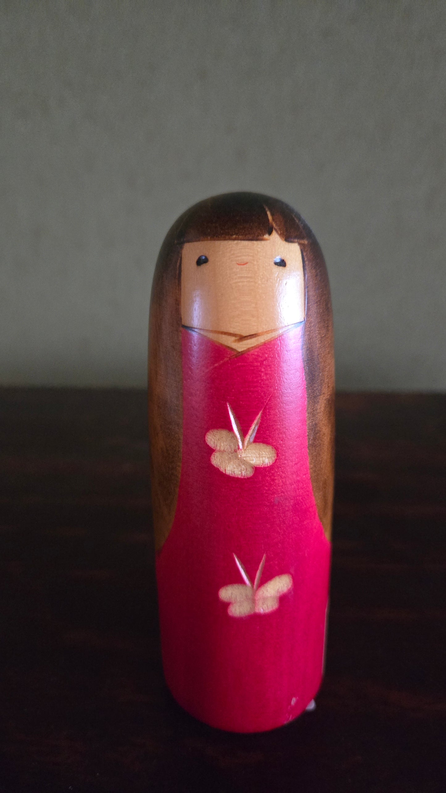 🎎 Kokeshi sōsaku décapsuleur — kimono fuchsia, motif floral — inscription calligraphiée au dos