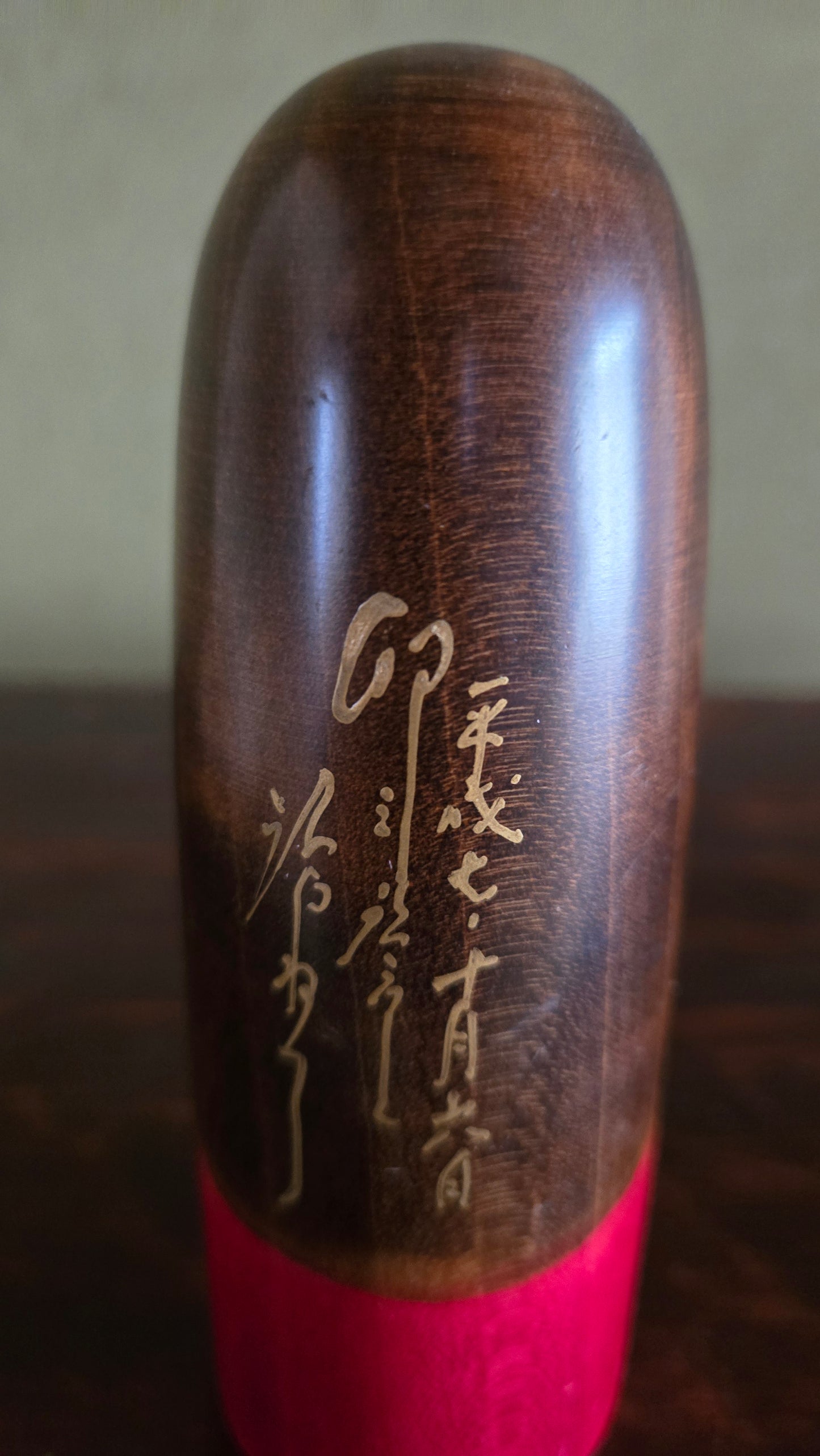 🎎 Kokeshi sōsaku décapsuleur — kimono fuchsia, motif floral — inscription calligraphiée au dos
