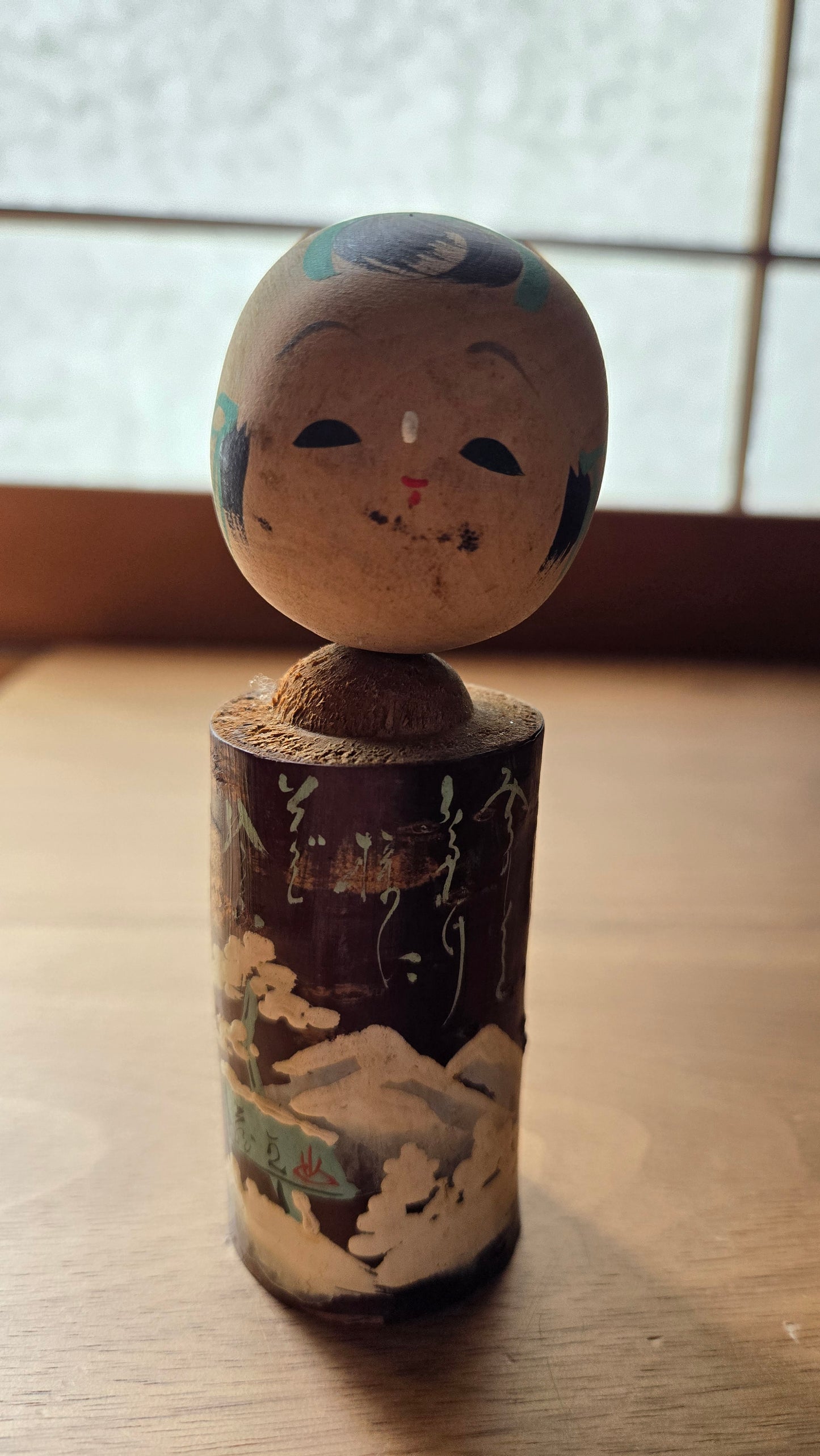 🏔️ Kokeshi Sōsaku — paysage d'hiver, souvenir d'onsen, inscriptions calligraphiées — 12 cm