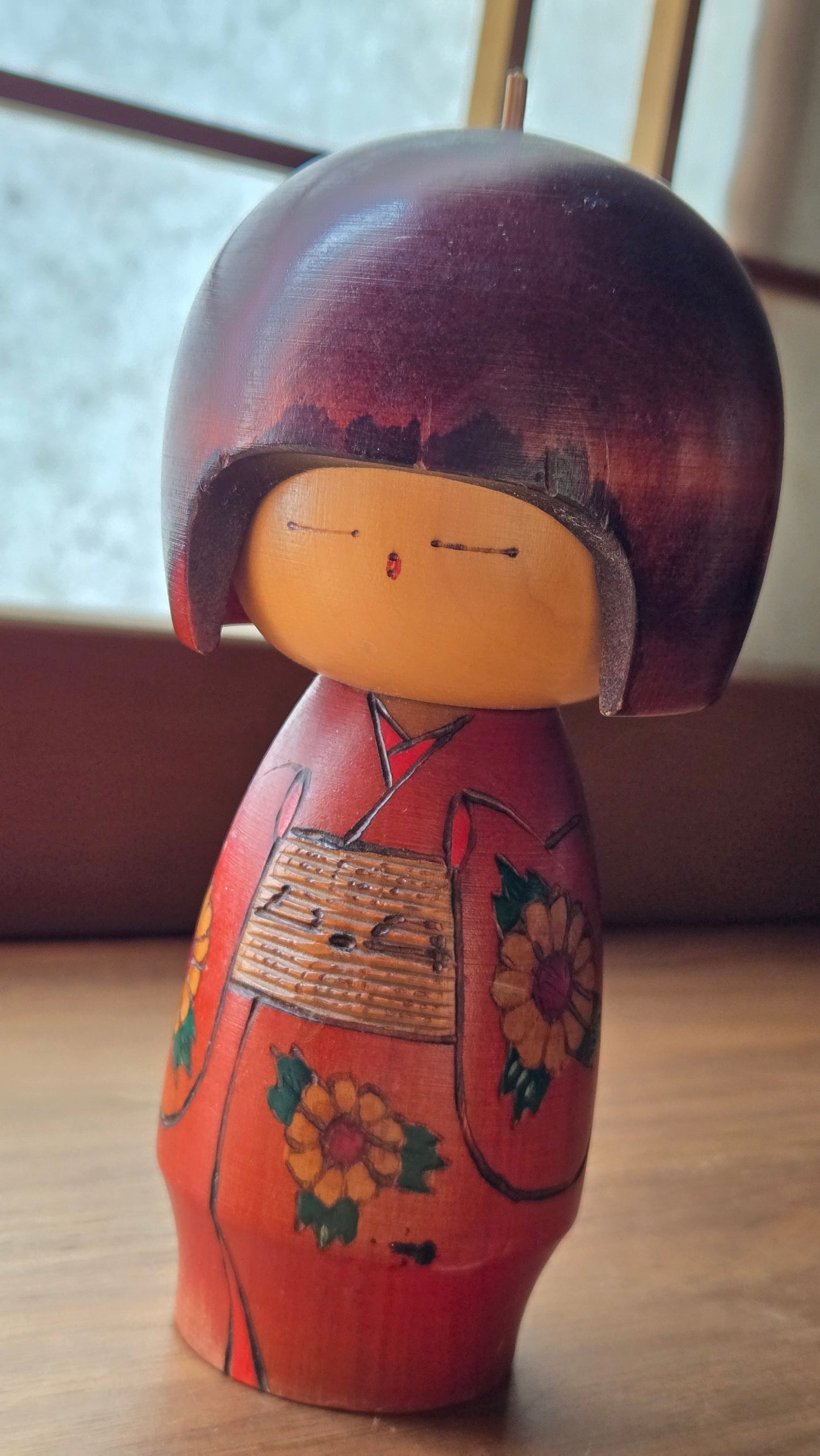 🌸 Kokeshi Sōsaku — kimono fleuri, signée et datée 1982, péninsule d'Izu — 15 cm