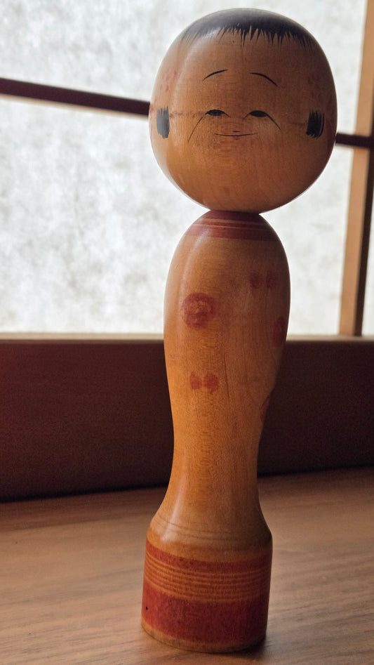 🪵 Kokeshi traditionnelle — corps élancé, décor sobre, signée Ishiguro Kazuo — 20 cm