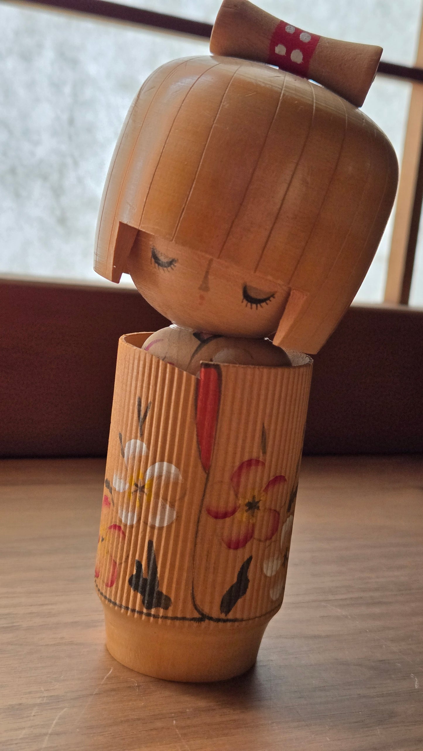 🎀 Kokeshi Sōsaku — nœud sculpté, corps rainuré, fleurs de prunier, souvenir d'Akakura — 15 cm