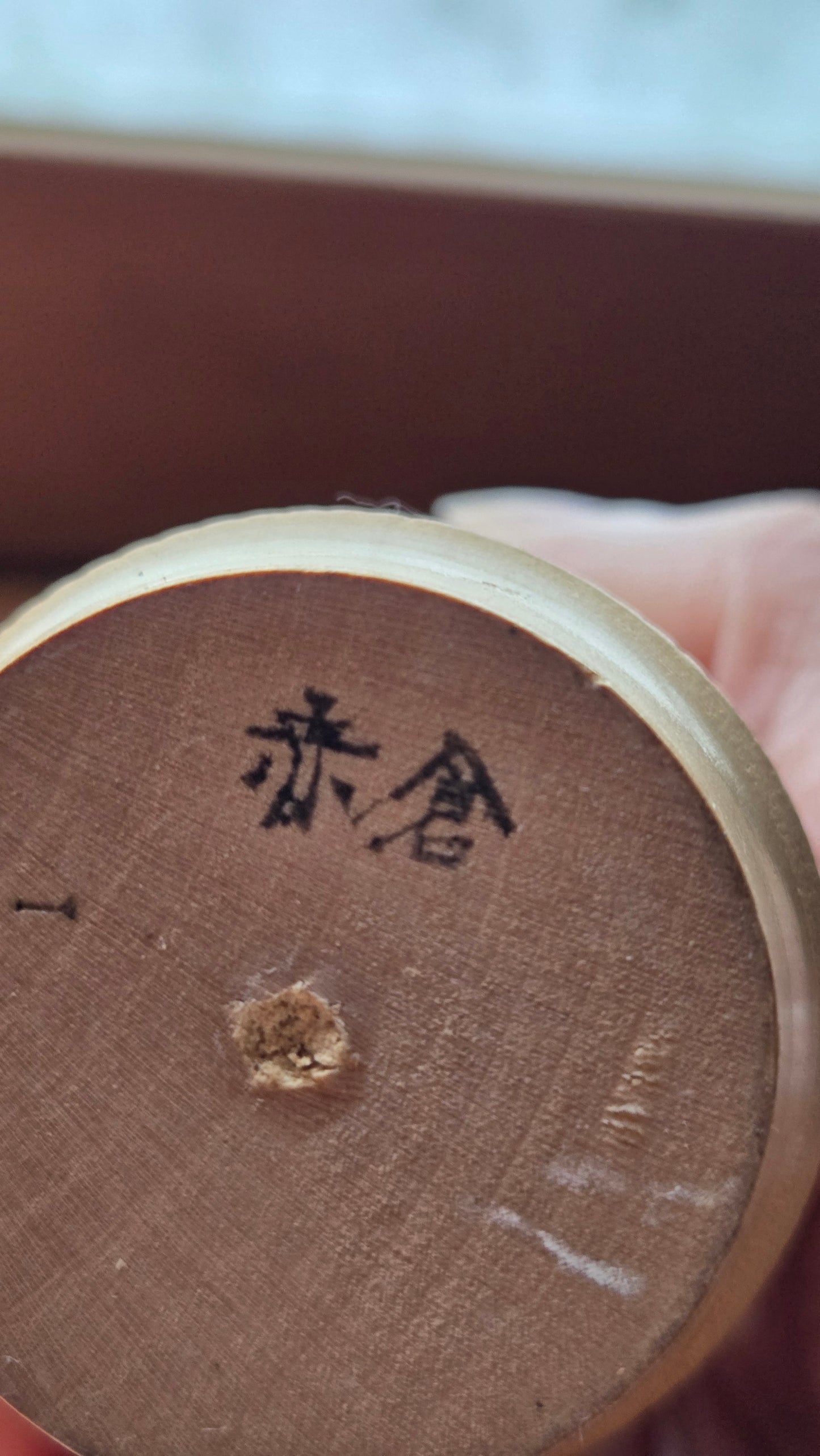 🎀 Kokeshi Sōsaku — nœud sculpté, corps rainuré, fleurs de prunier, souvenir d'Akakura — 15 cm