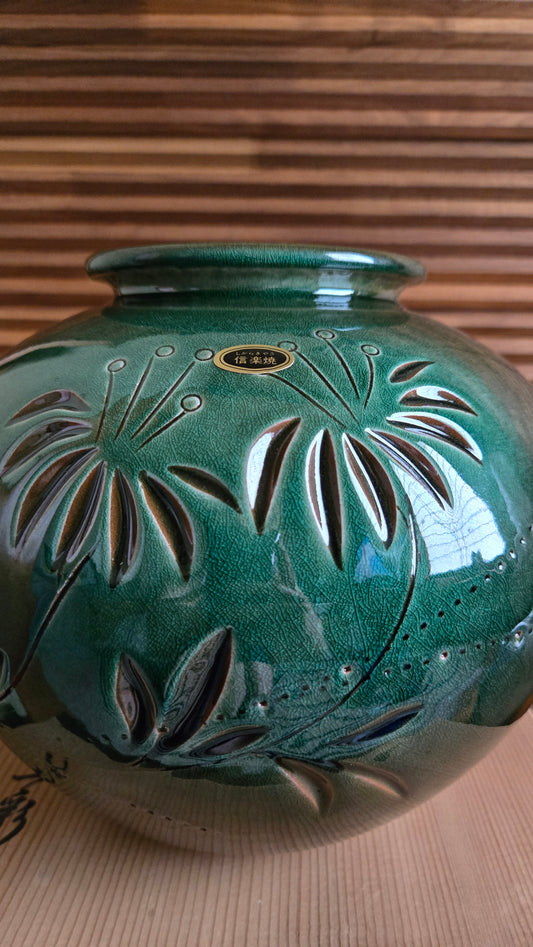 Vase rond Shigaraki-yaki — glaçure verte sculptée, avec boîte d'origine 🌿
