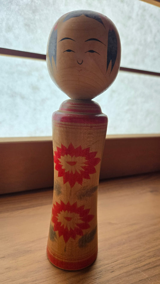 Kokeshi Naruko vintage — décor chrysanthème 🌸
