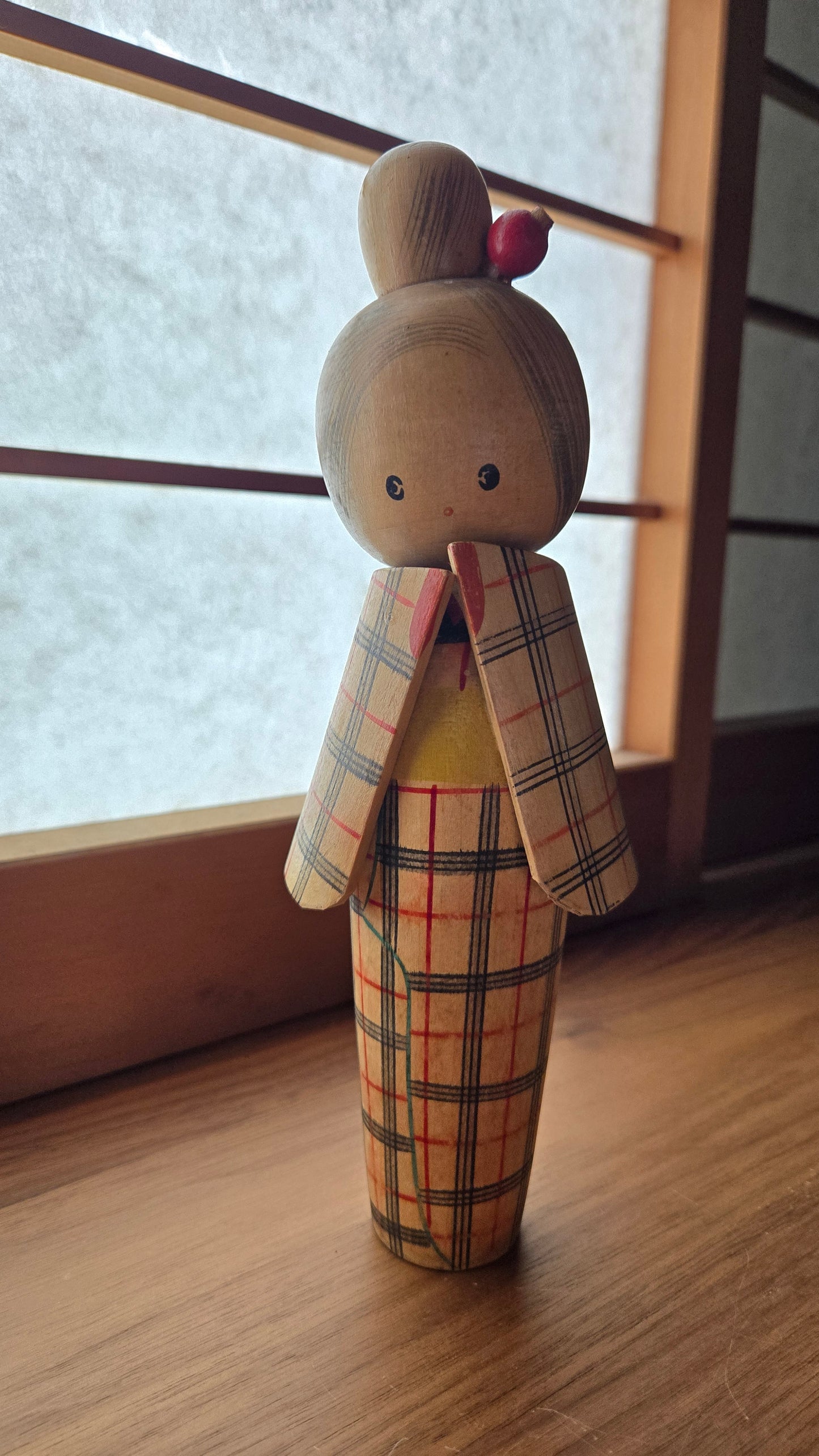 Kokeshi sōsaku vintage — kimono à carreaux, bras sculptés 🎀