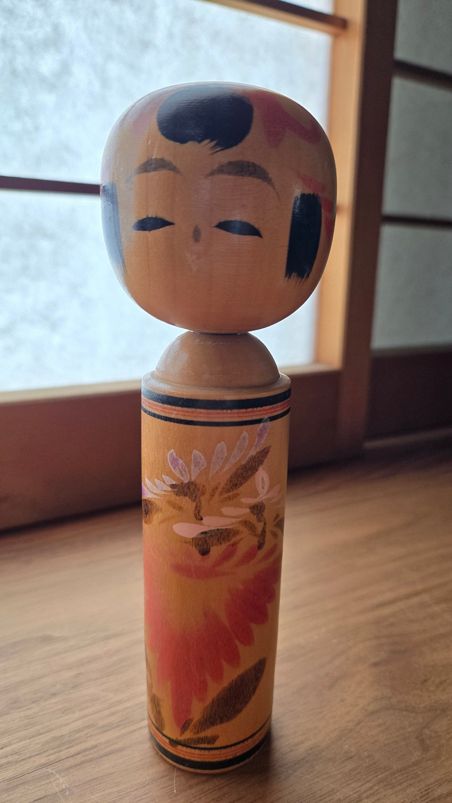 🌸 Kokeshi traditionnelle aux chrysanthèmes — style Zaō
