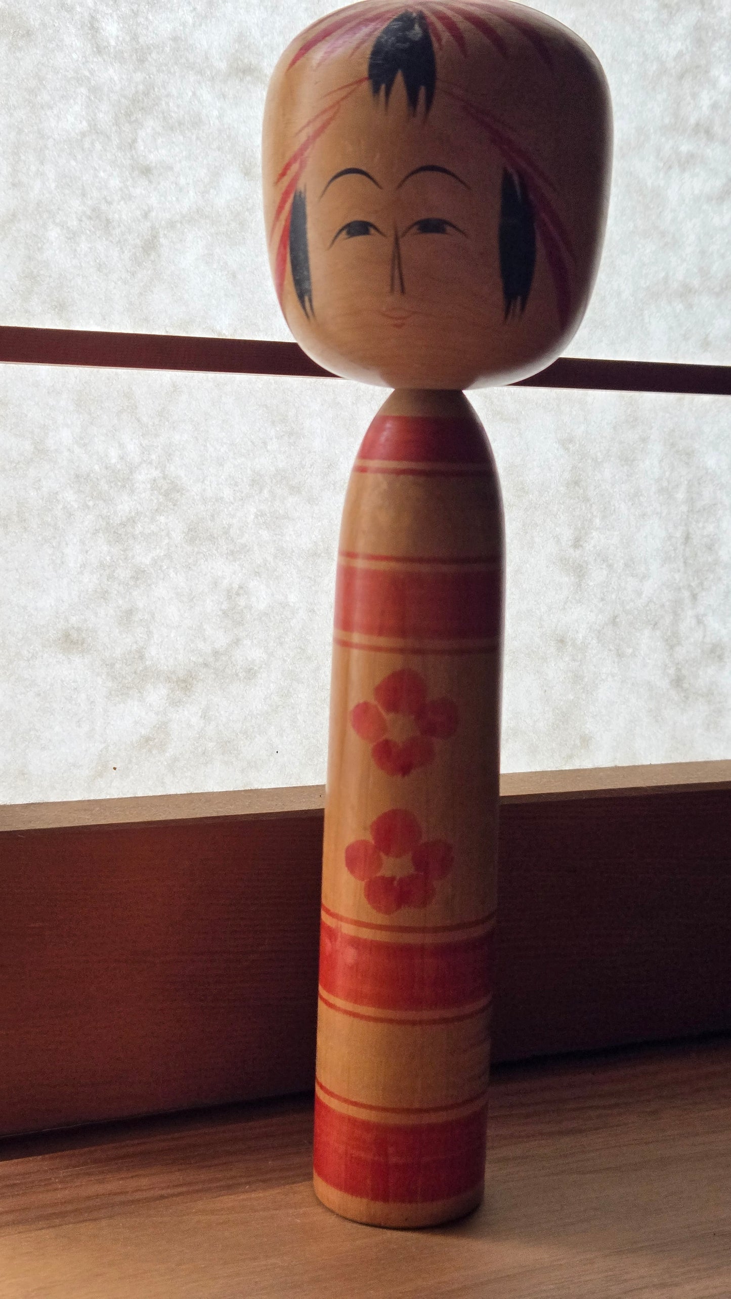 🌸 Kokeshi traditionnelle Tōgatta aux fleurs de prunier — 24 cm