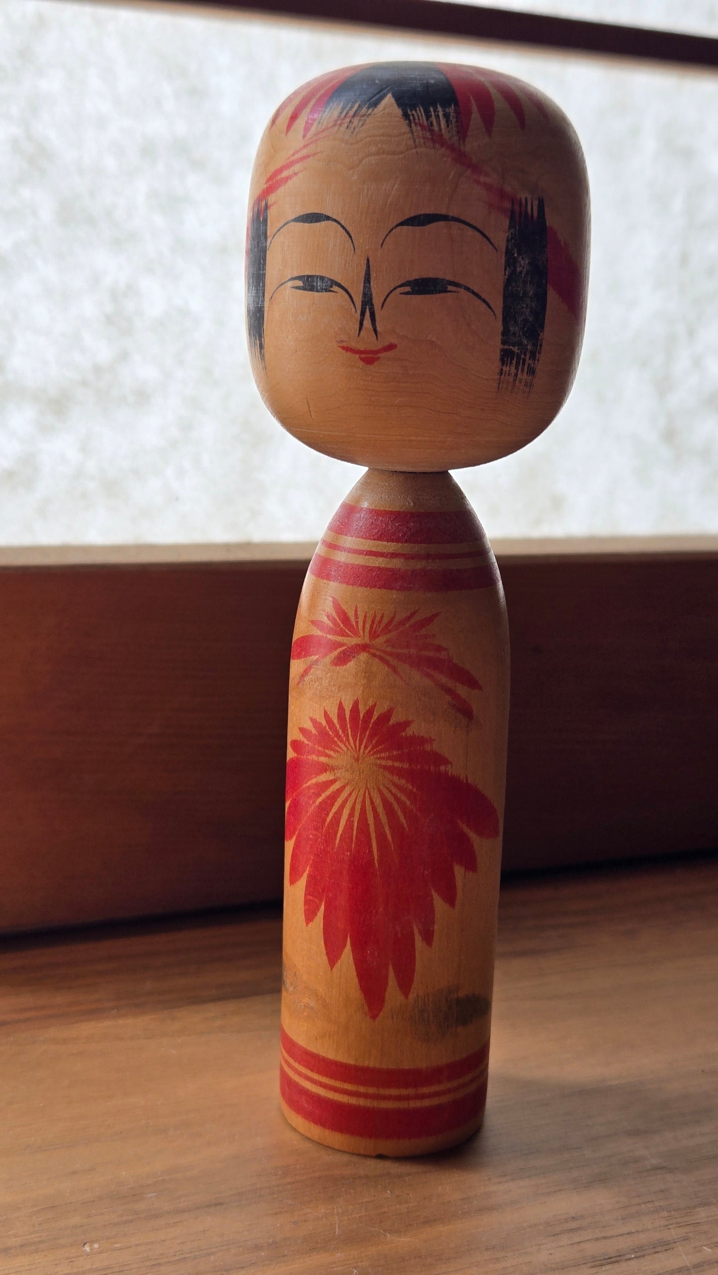 🌺 Kokeshi traditionnelle Tōgatta au grand chrysanthème — 15 cm
