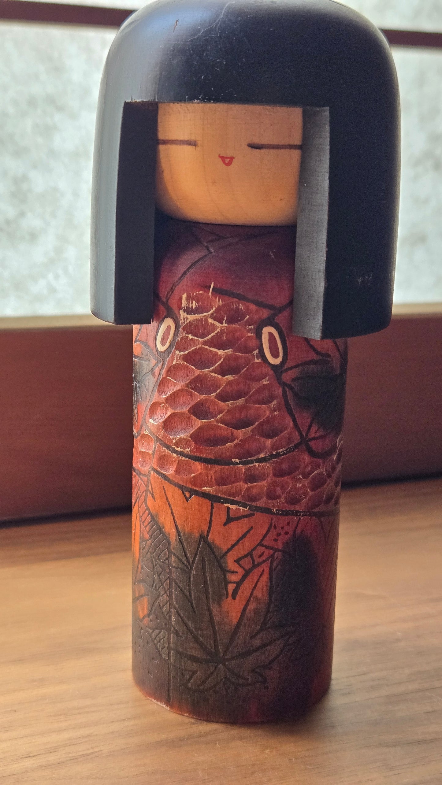 🍁 Kokeshi créative à la carpe sculptée et feuilles d'érable — 23 cm