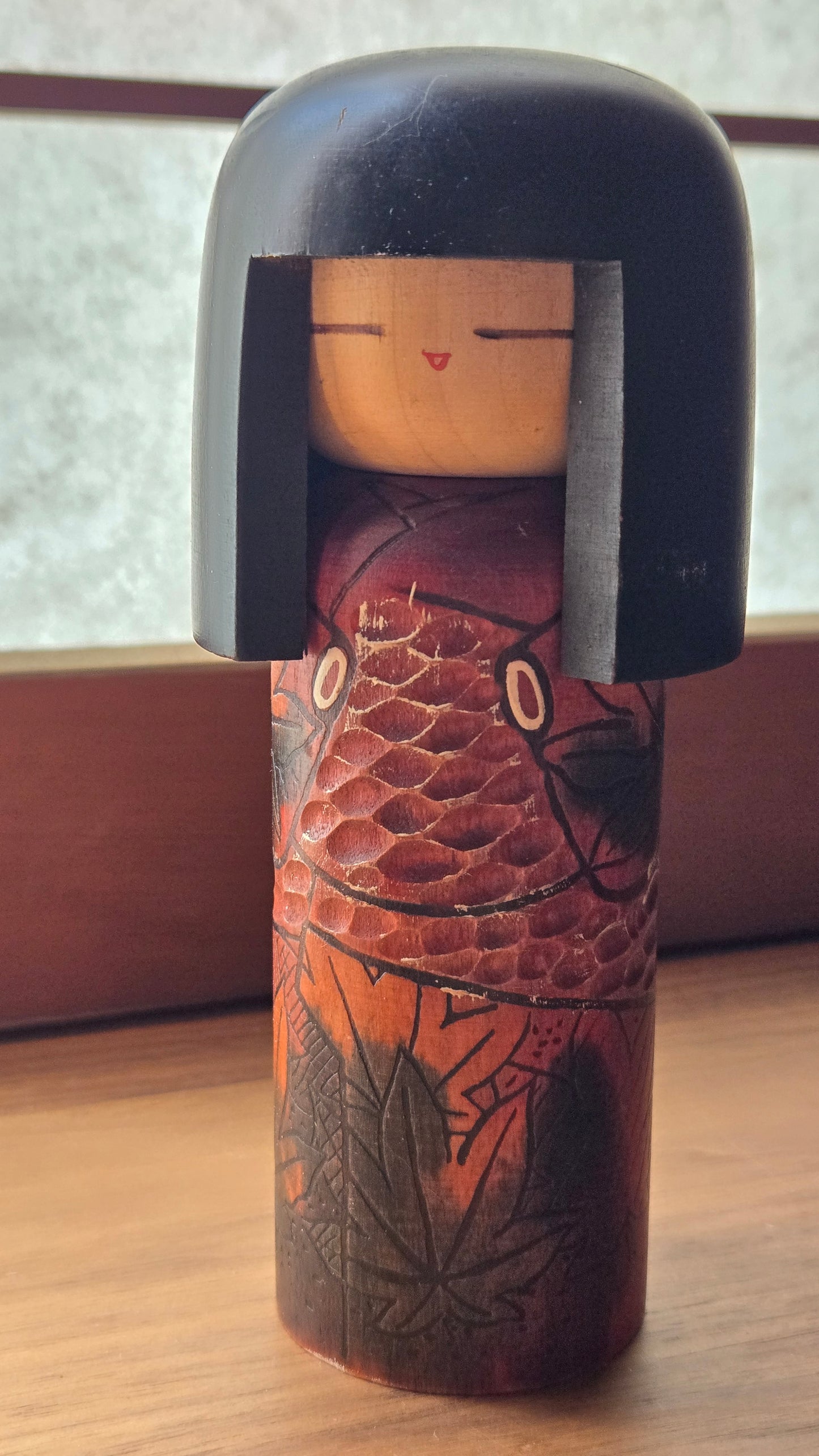 🍁 Kokeshi créative à la carpe sculptée et feuilles d'érable — 23 cm