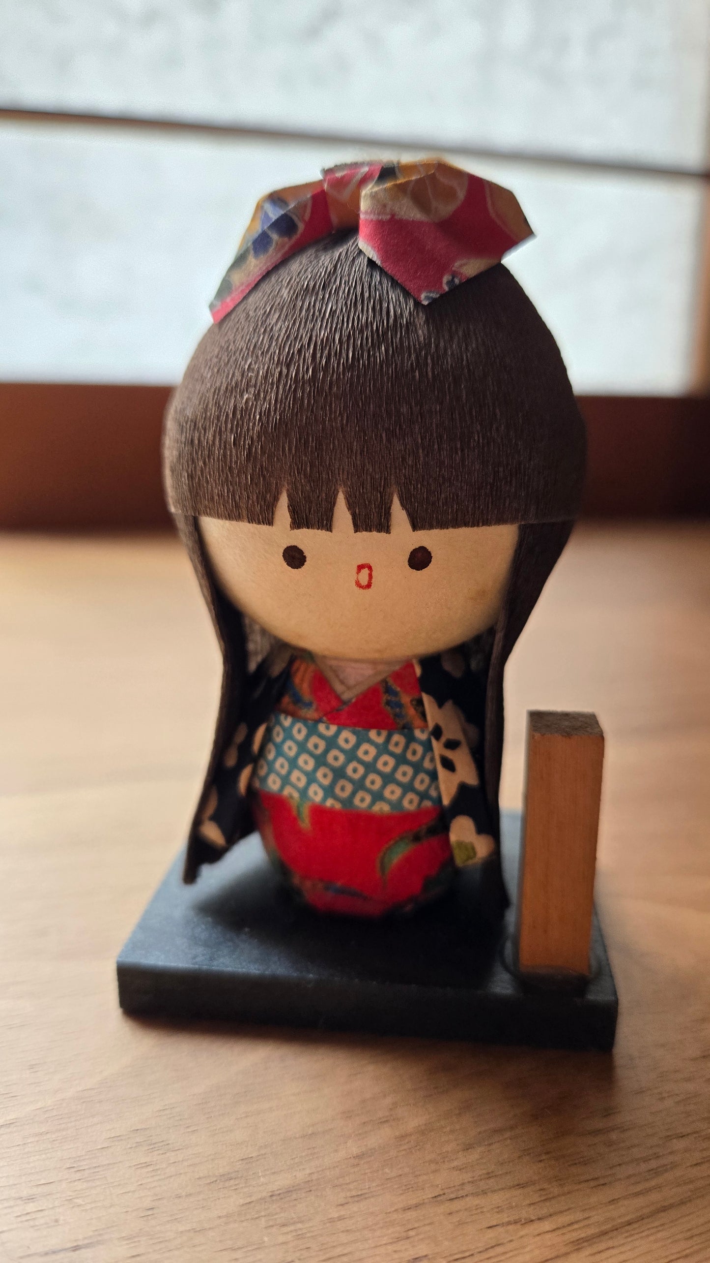 🎎 Poupée japonaise en papier washi – Fillette en kimono sur socle