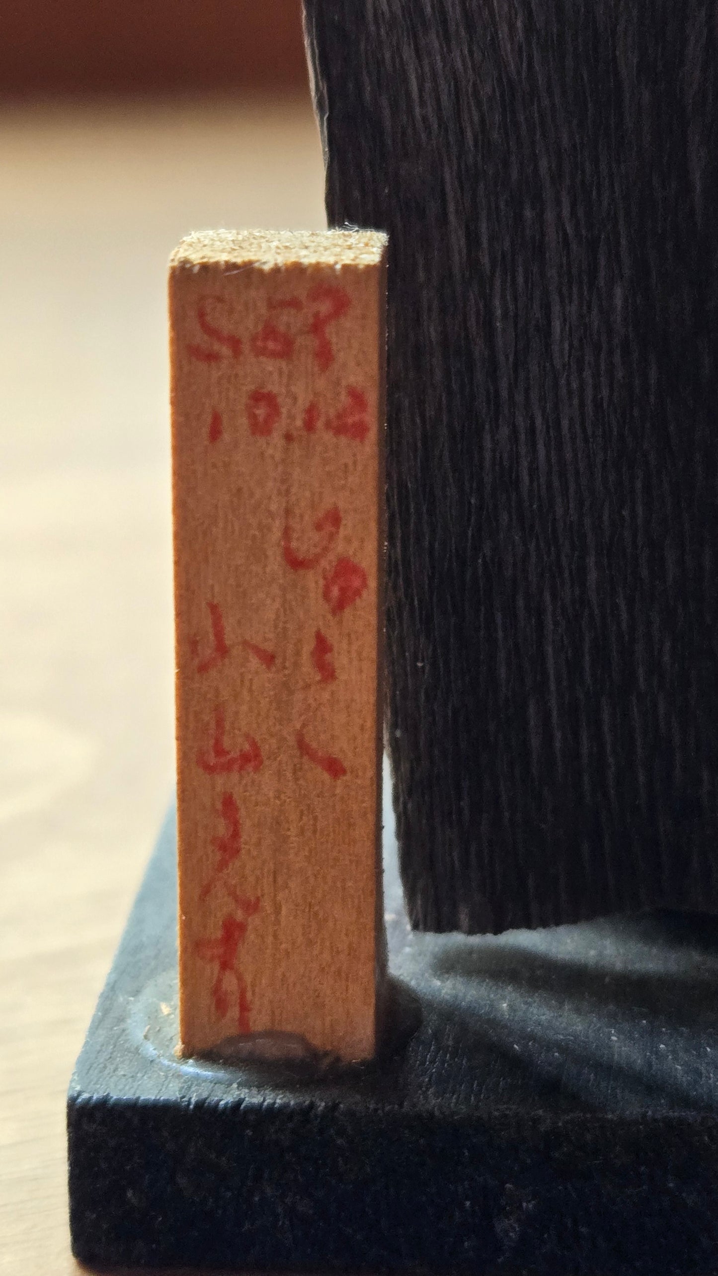 🎎 Poupée japonaise en papier washi – Fillette en kimono sur socle