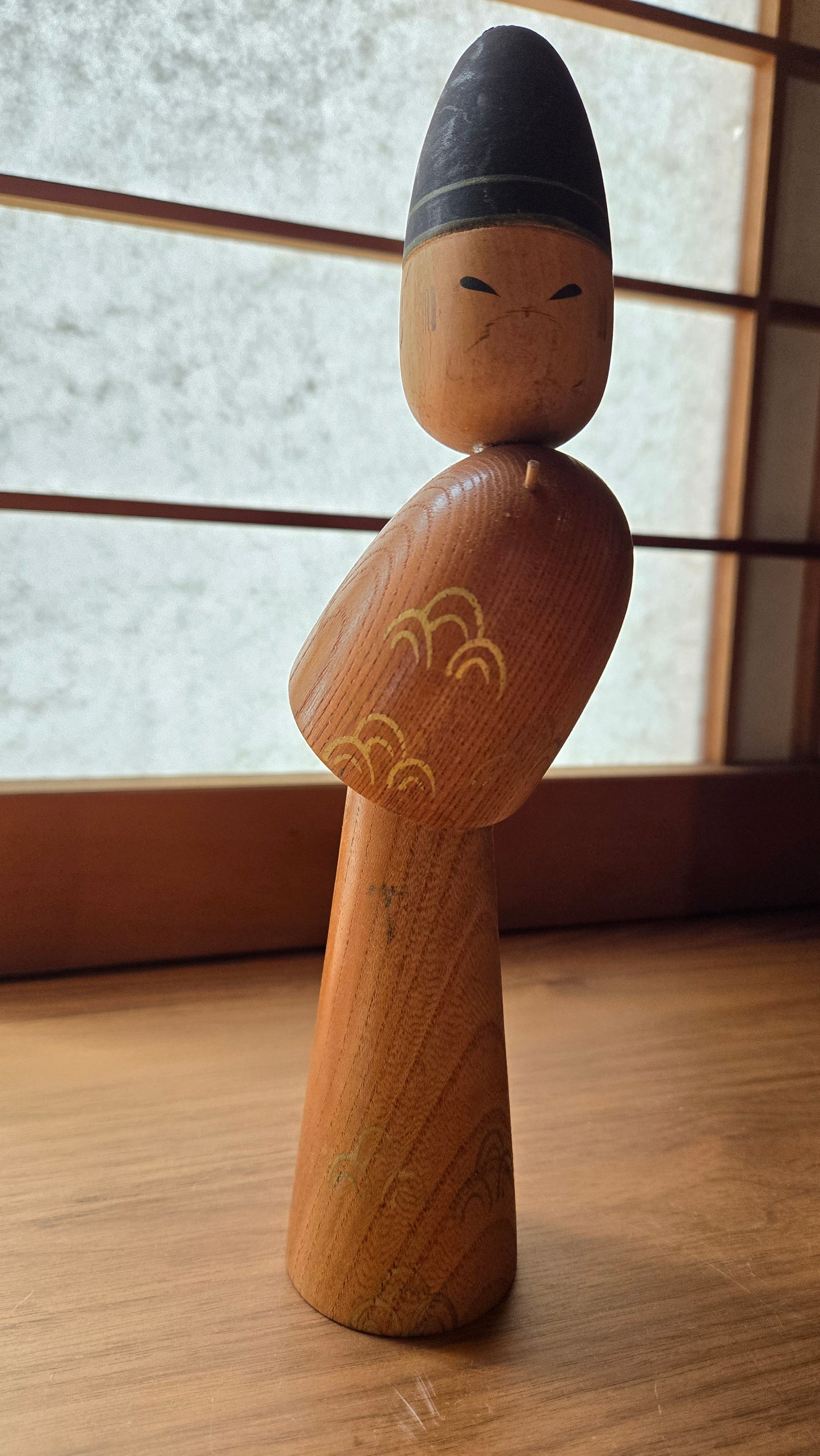 🎎 Kokeshi sōsaku – Noble de cour à l'eboshi, datée ère Shōwa (1966)