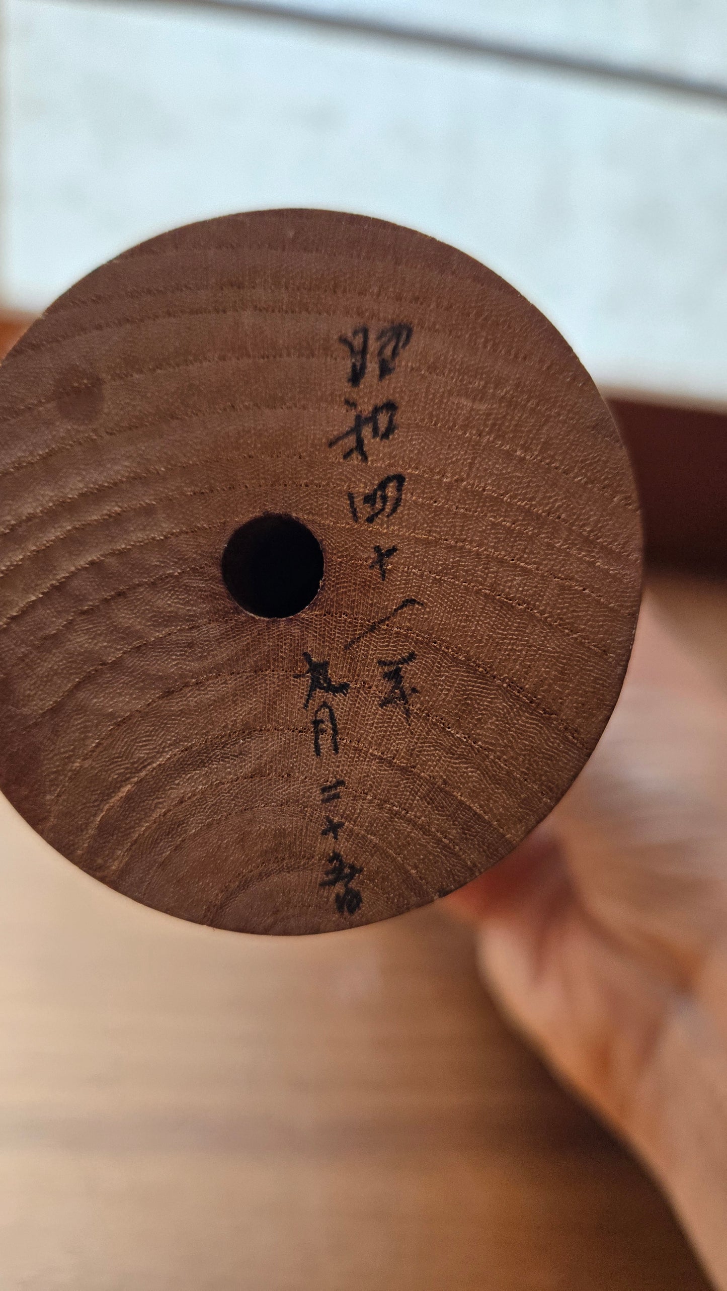 🎎 Kokeshi sōsaku – Noble de cour à l'eboshi, datée ère Shōwa (1966)