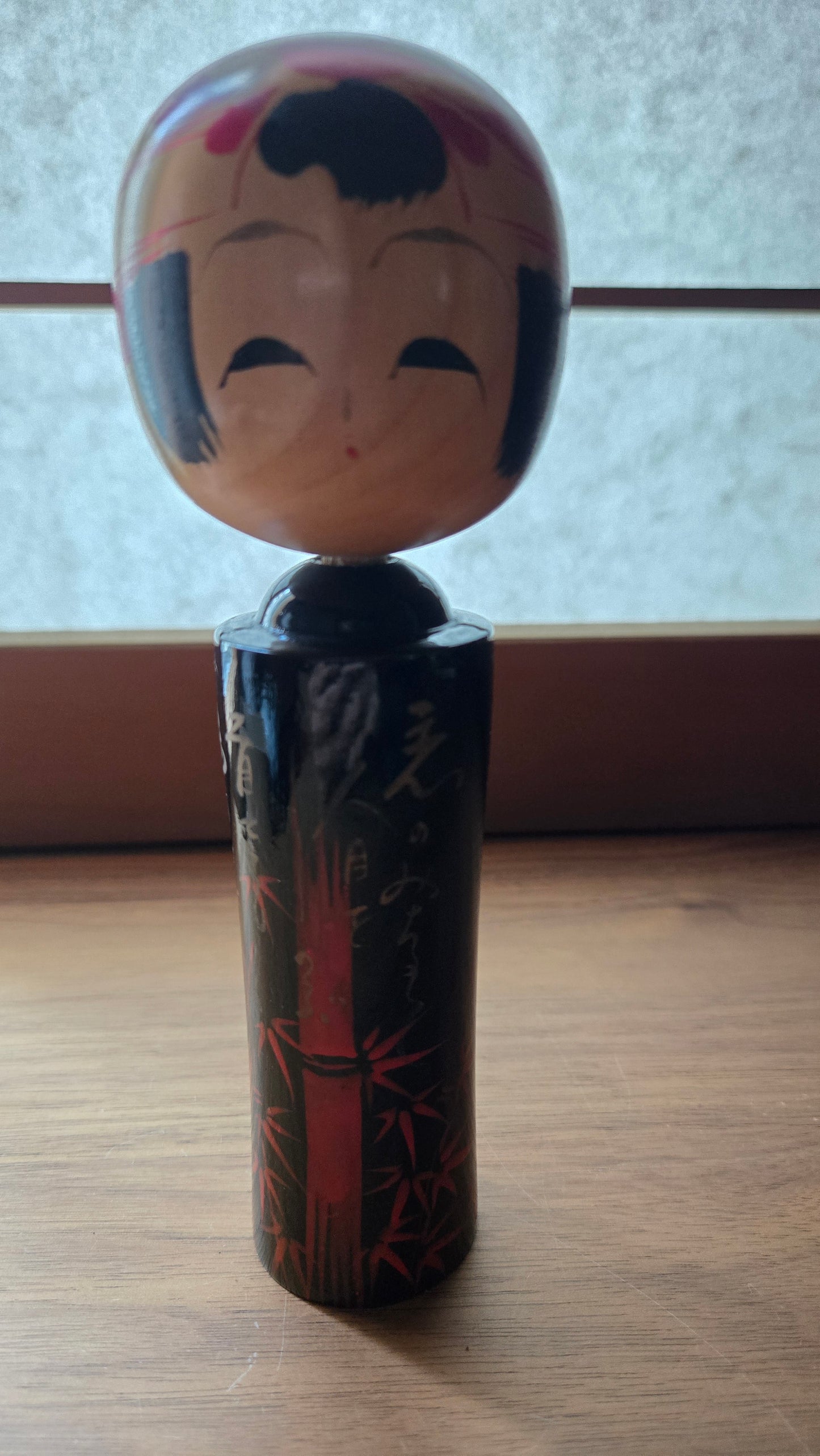 🪆🎋 Kokeshi sōsaku à décor de bambous rouges — Mitsuhiro, Fukushima, 1984