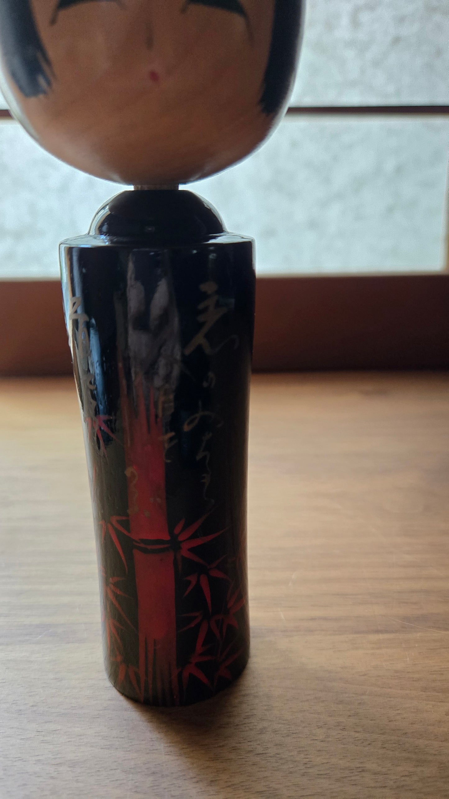 🪆🎋 Kokeshi sōsaku à décor de bambous rouges — Mitsuhiro, Fukushima, 1984