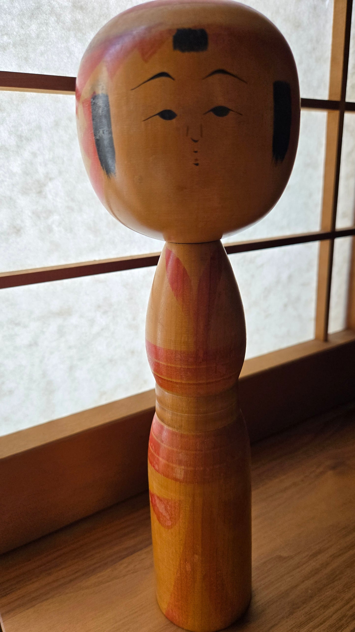 🪆🌸 Kokeshi sōsaku aux lavis roses et noirs — Niiyama Kijirō